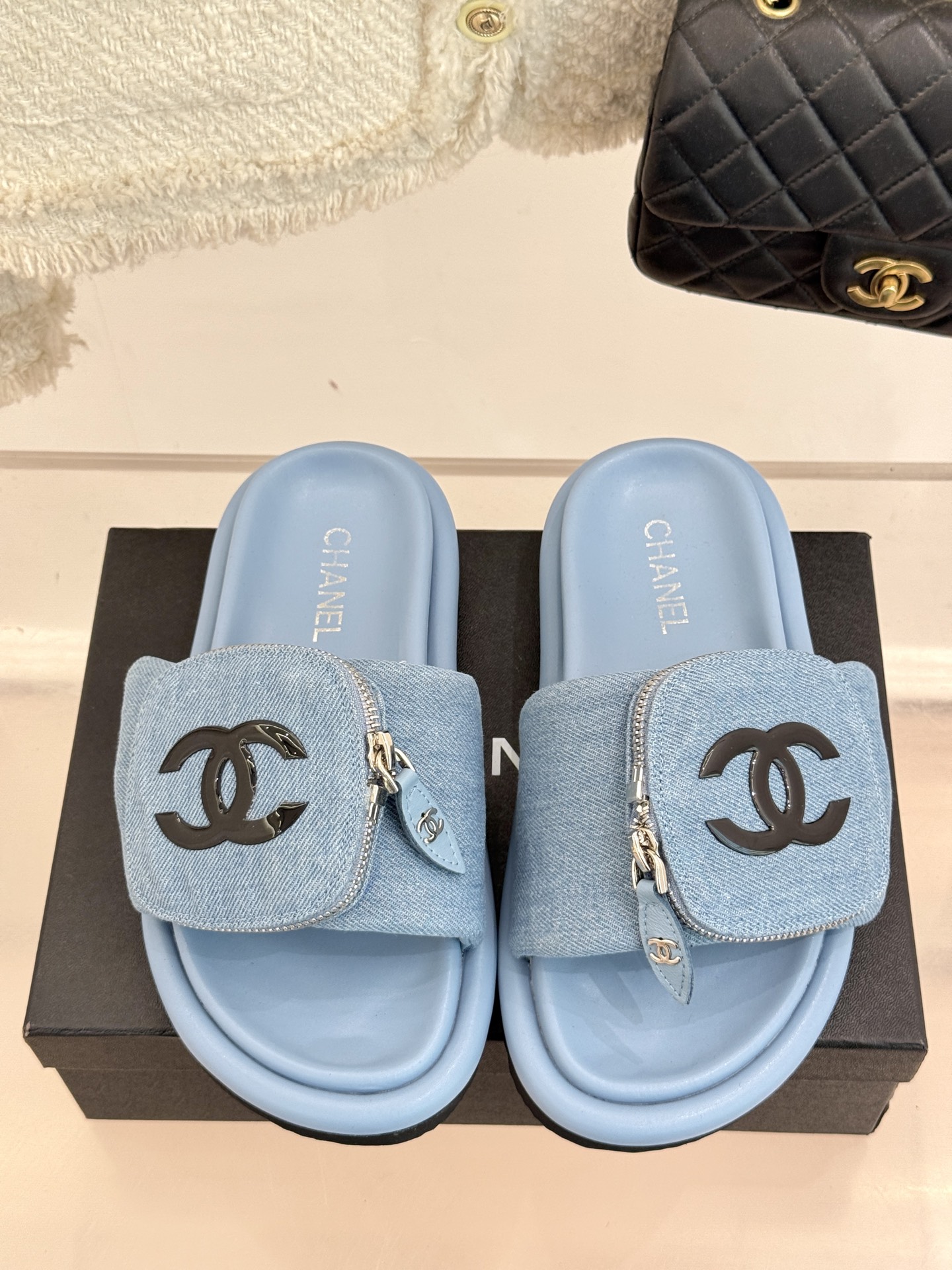 
CHANE* ｜小香25。春夏新品
包包装饰厚底懒人拖鞋
懒人必备👏穿了会上瘾的拖鞋
巨软巨舒服 让你