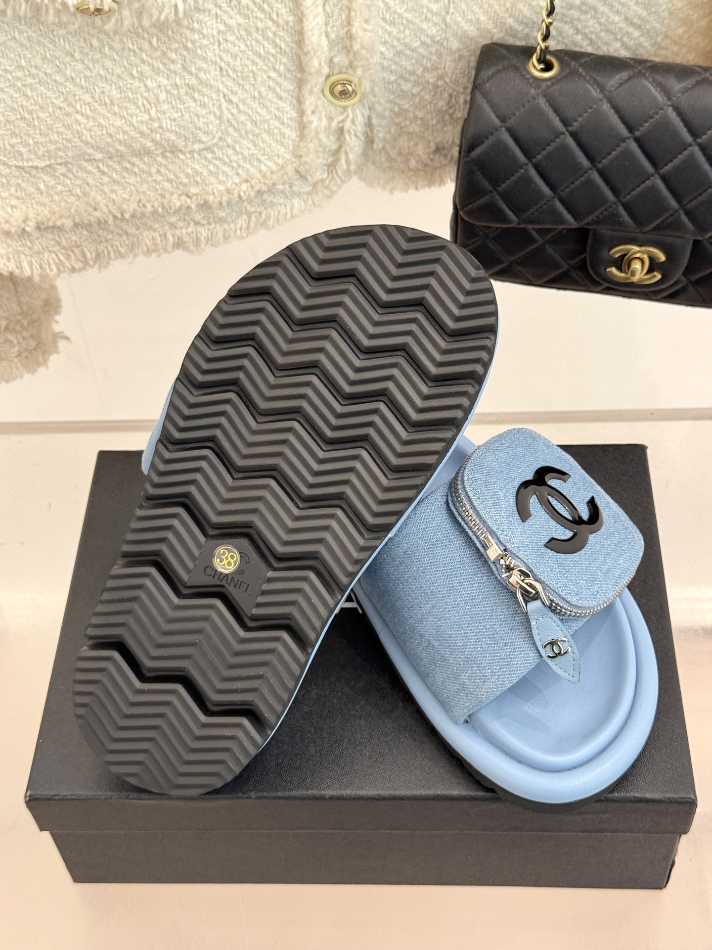 
CHANE* ｜小香25。春夏新品
包包装饰厚底懒人拖鞋
懒人必备👏穿了会上瘾的拖鞋
巨软巨舒服 让你