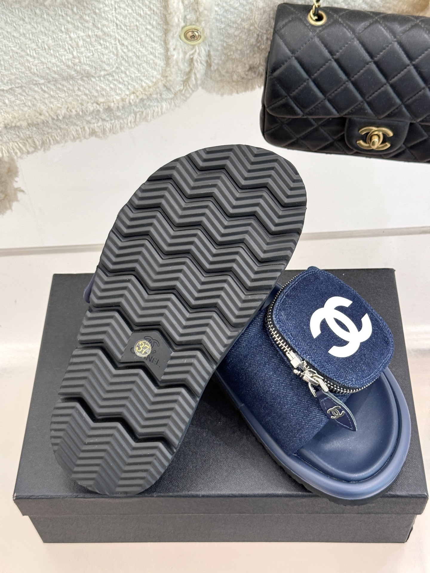
CHANE* ｜小香25。春夏新品
包包装饰厚底懒人拖鞋
懒人必备👏穿了会上瘾的拖鞋
巨软巨舒服 让你