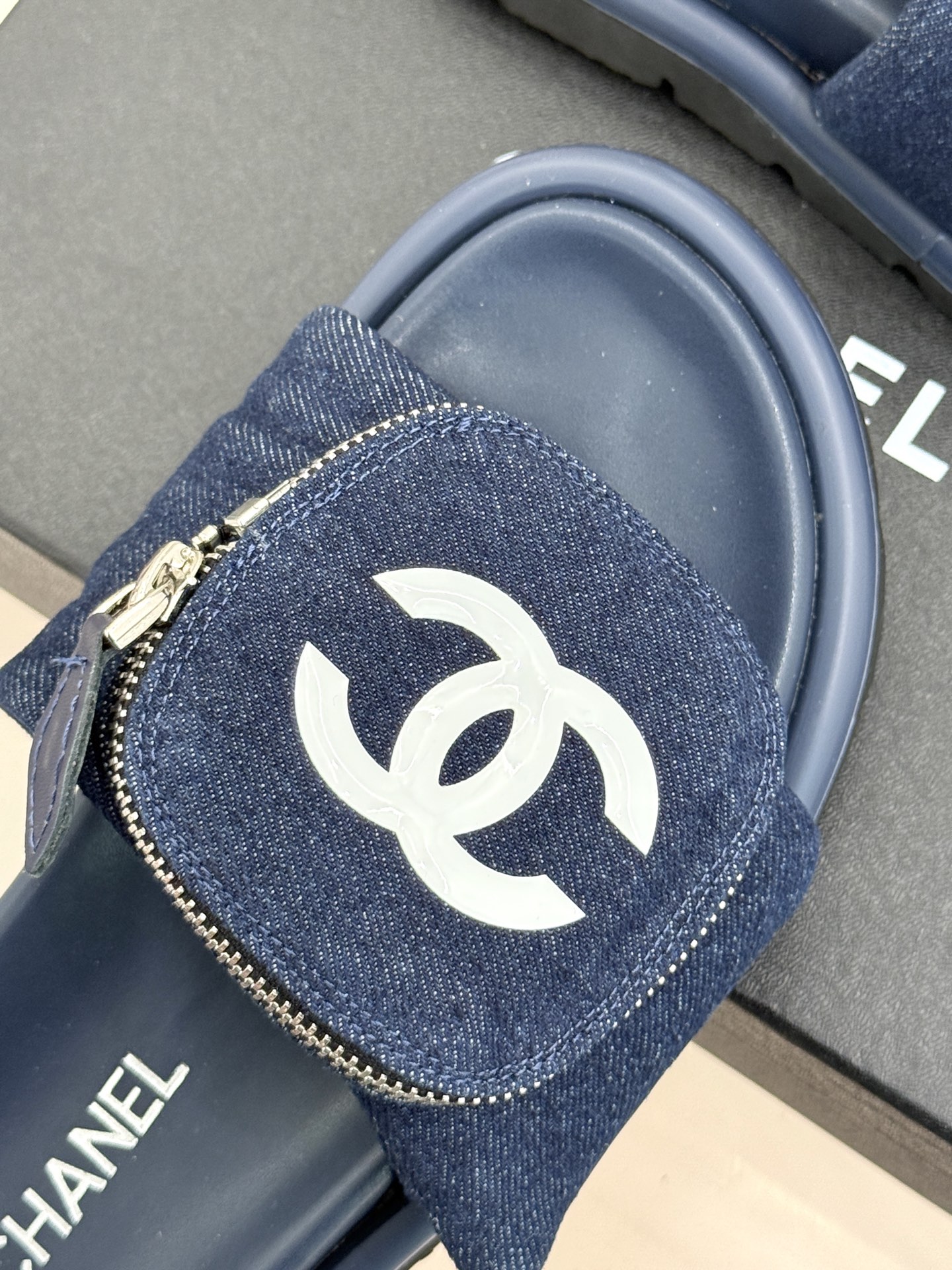 
CHANE* ｜小香25。春夏新品
包包装饰厚底懒人拖鞋
懒人必备👏穿了会上瘾的拖鞋
巨软巨舒服 让你