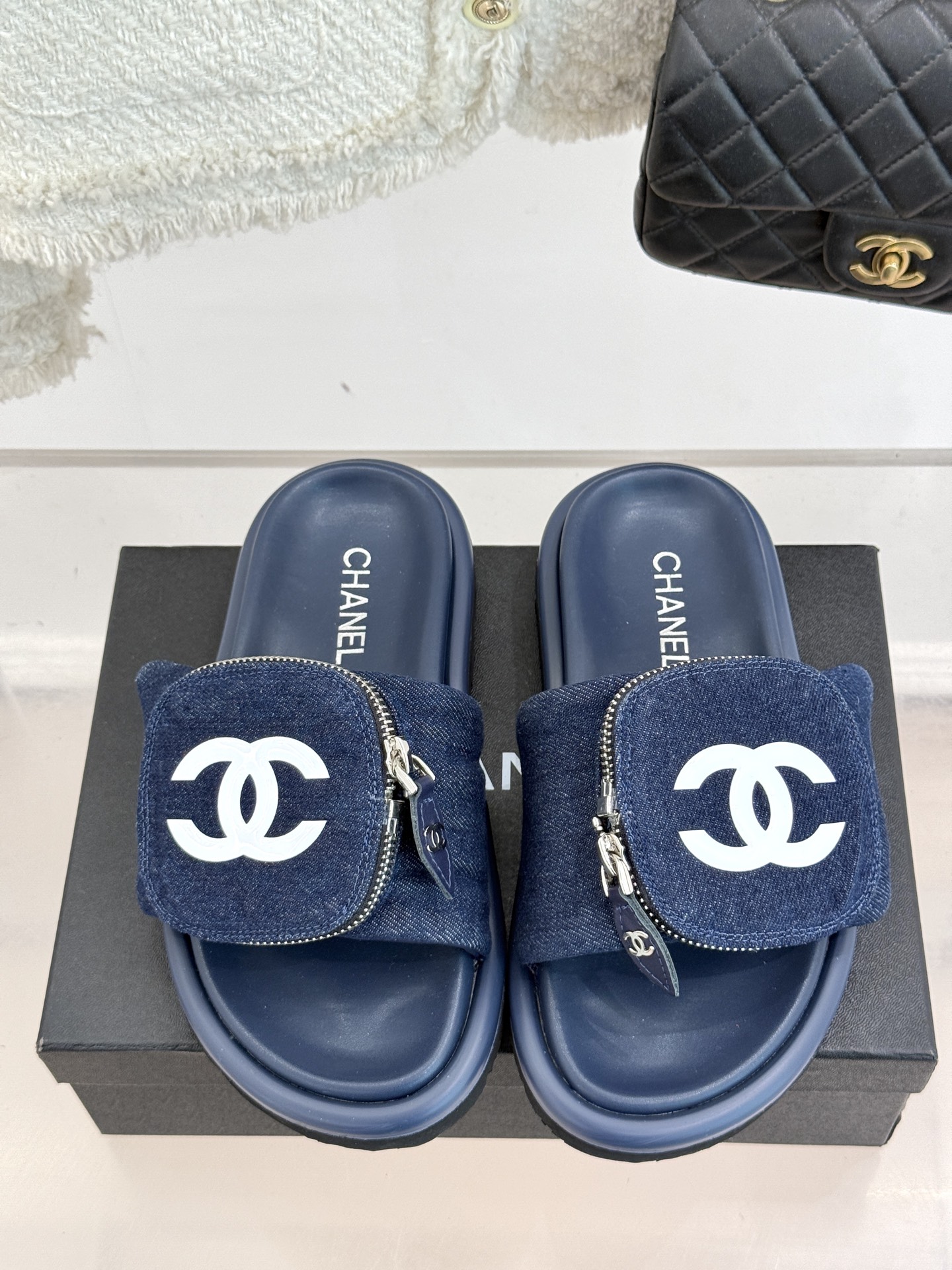 
CHANE* ｜小香25。春夏新品
包包装饰厚底懒人拖鞋
懒人必备👏穿了会上瘾的拖鞋
巨软巨舒服 让你