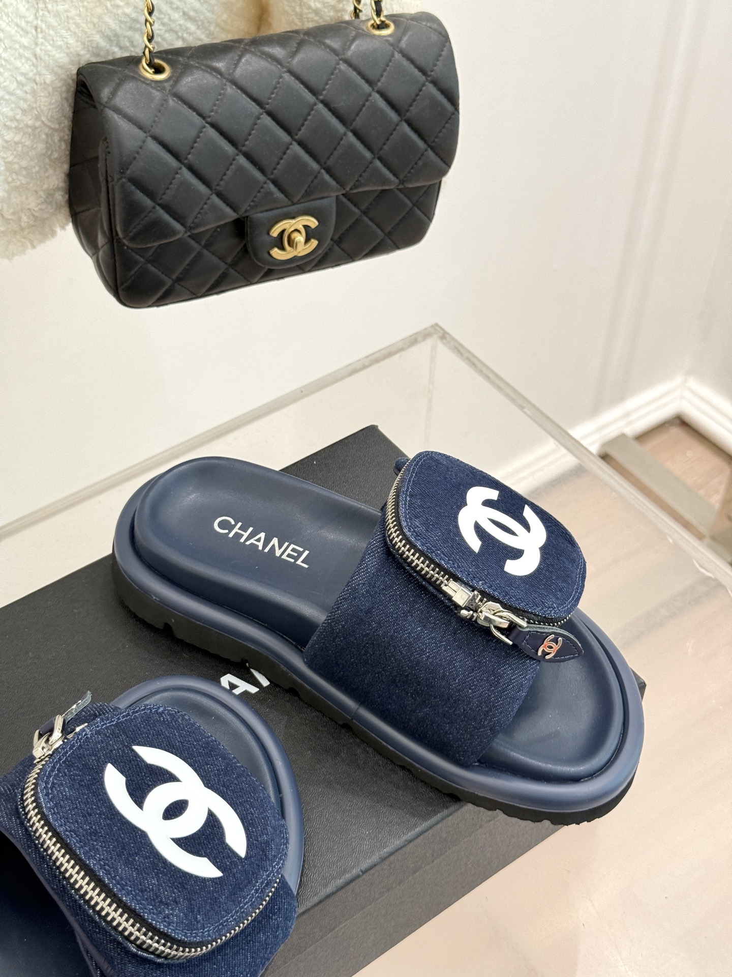 
CHANE* ｜小香25。春夏新品
包包装饰厚底懒人拖鞋
懒人必备👏穿了会上瘾的拖鞋
巨软巨舒服 让你