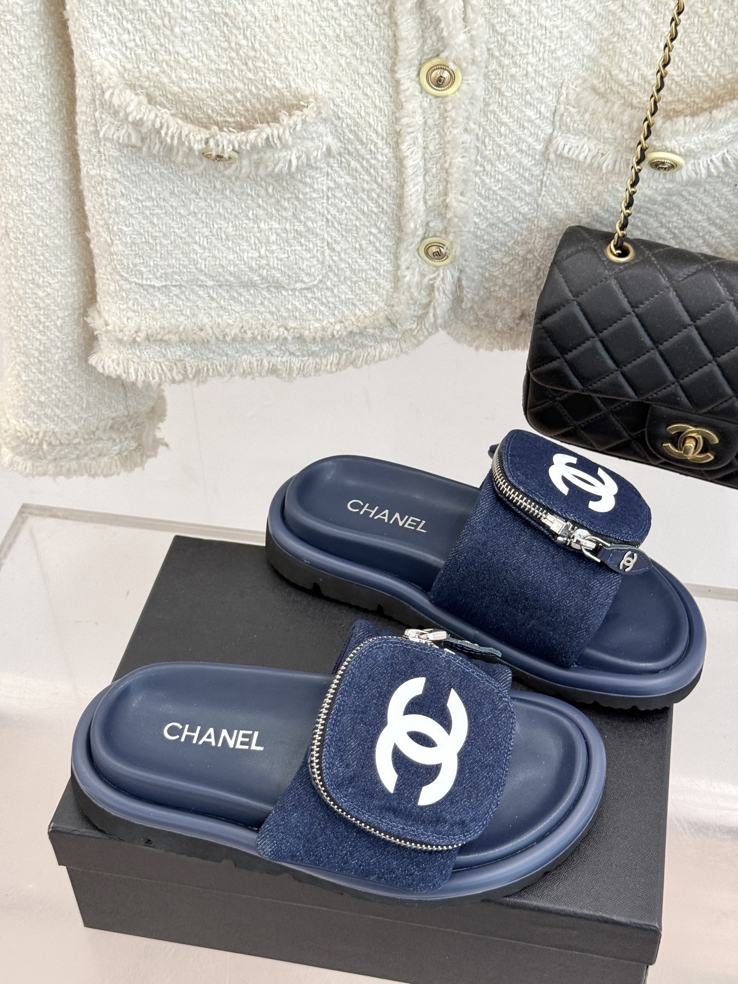 
CHANE* ｜小香25。春夏新品
包包装饰厚底懒人拖鞋
懒人必备👏穿了会上瘾的拖鞋
巨软巨舒服 让你