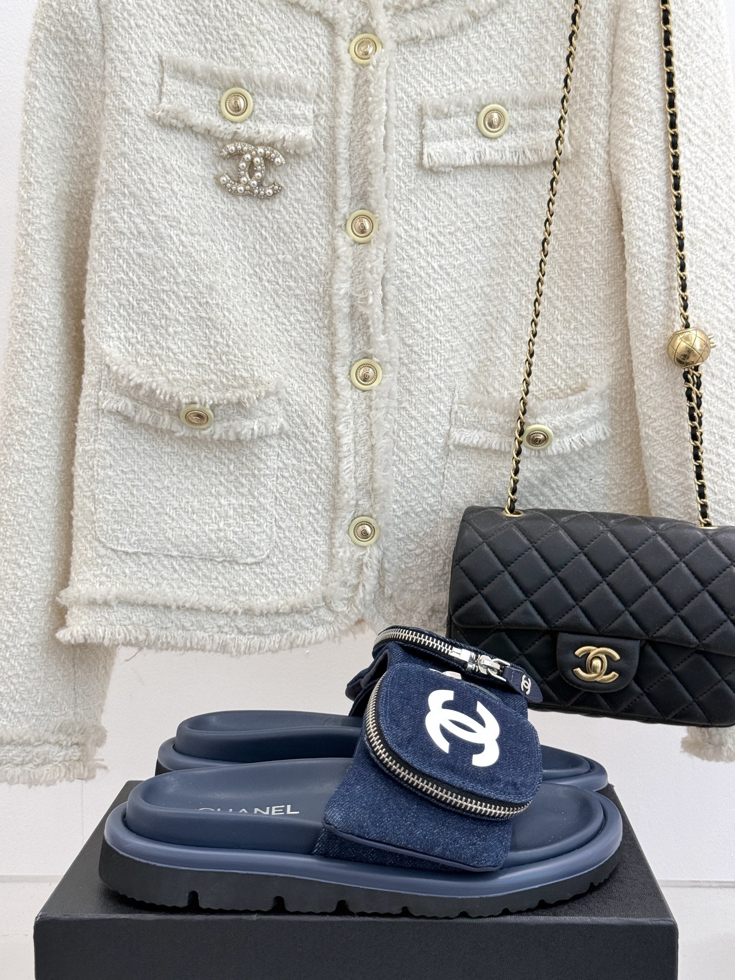 
CHANE* ｜小香25。春夏新品
包包装饰厚底懒人拖鞋
懒人必备👏穿了会上瘾的拖鞋
巨软巨舒服 让你