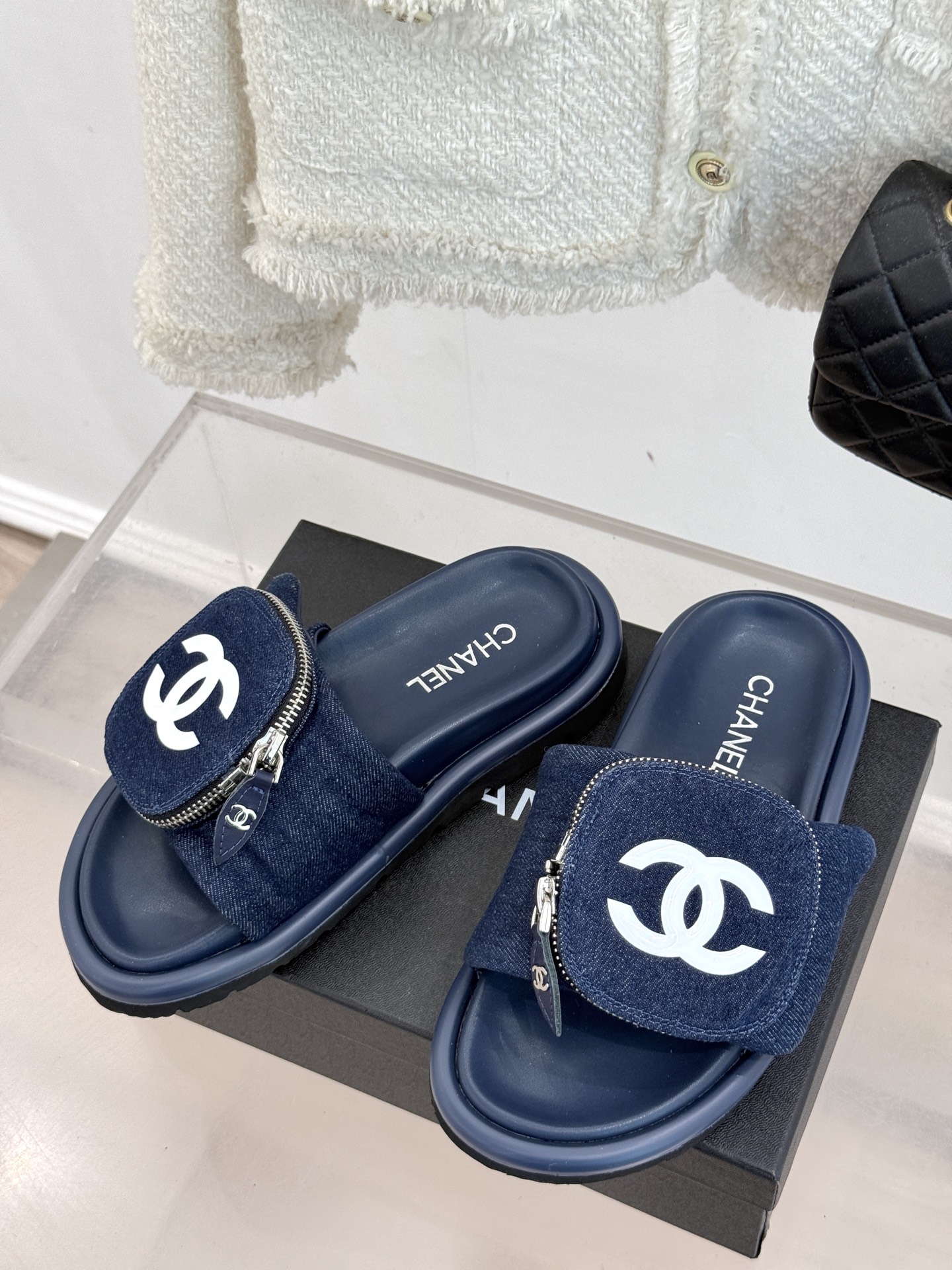 
CHANE* ｜小香25。春夏新品
包包装饰厚底懒人拖鞋
懒人必备👏穿了会上瘾的拖鞋
巨软巨舒服 让你