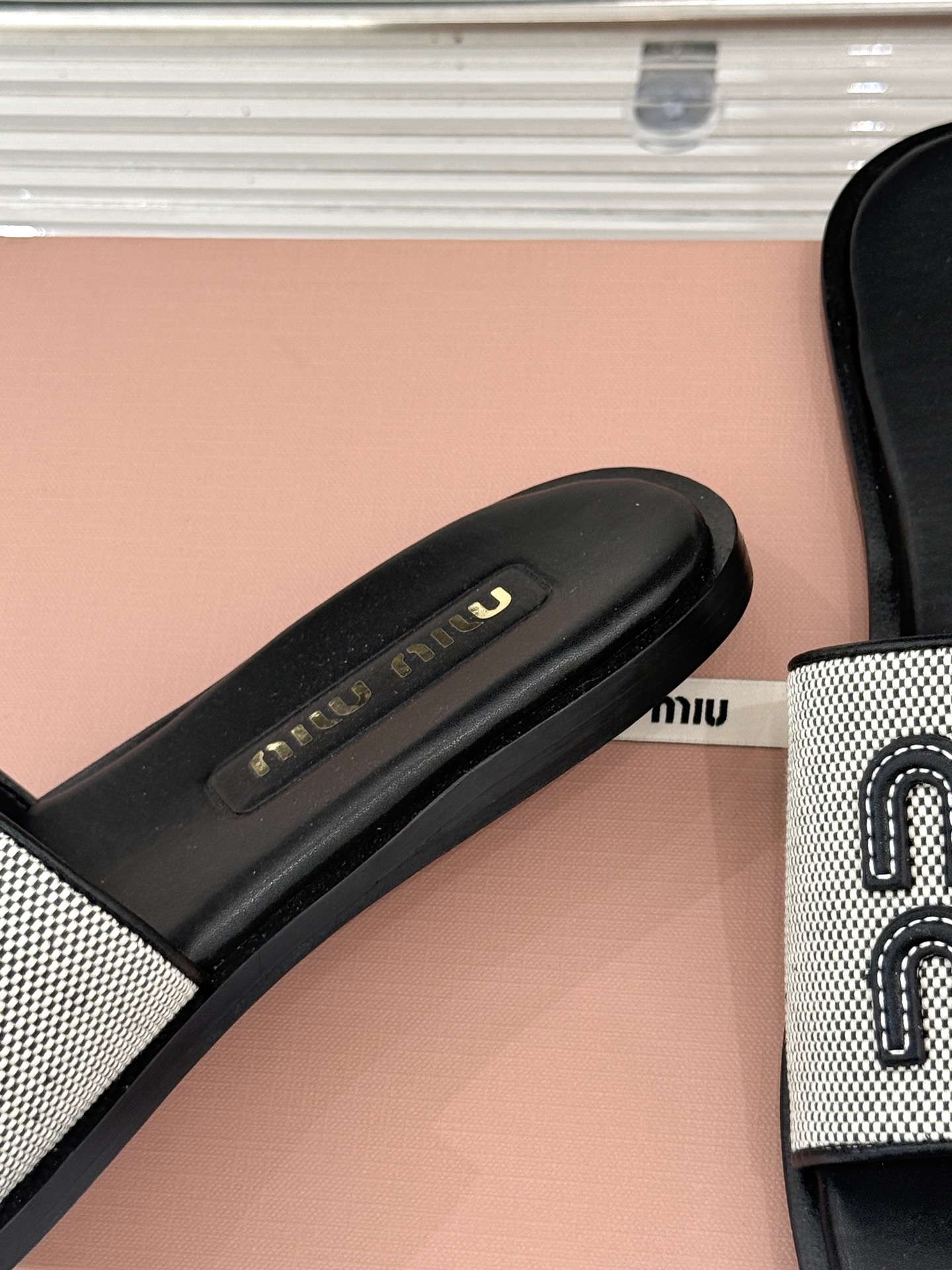 
MiuMiu/缪缪25ss春夏新品沙滩凉席
编织懒人拖鞋
简约又大气 日常和旅游都蛮适合滴～
能包容各