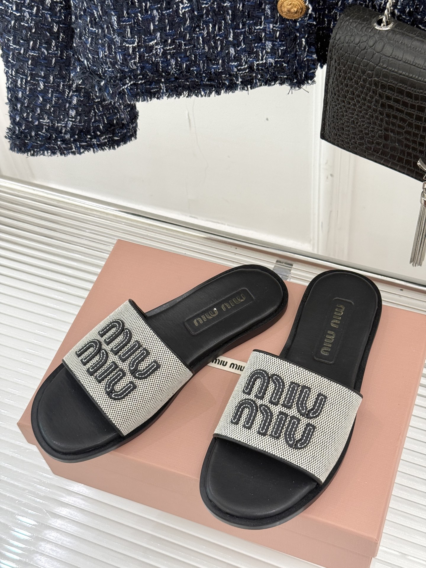 
MiuMiu/缪缪25ss春夏新品沙滩凉席
编织懒人拖鞋
简约又大气 日常和旅游都蛮适合滴～
能包容各