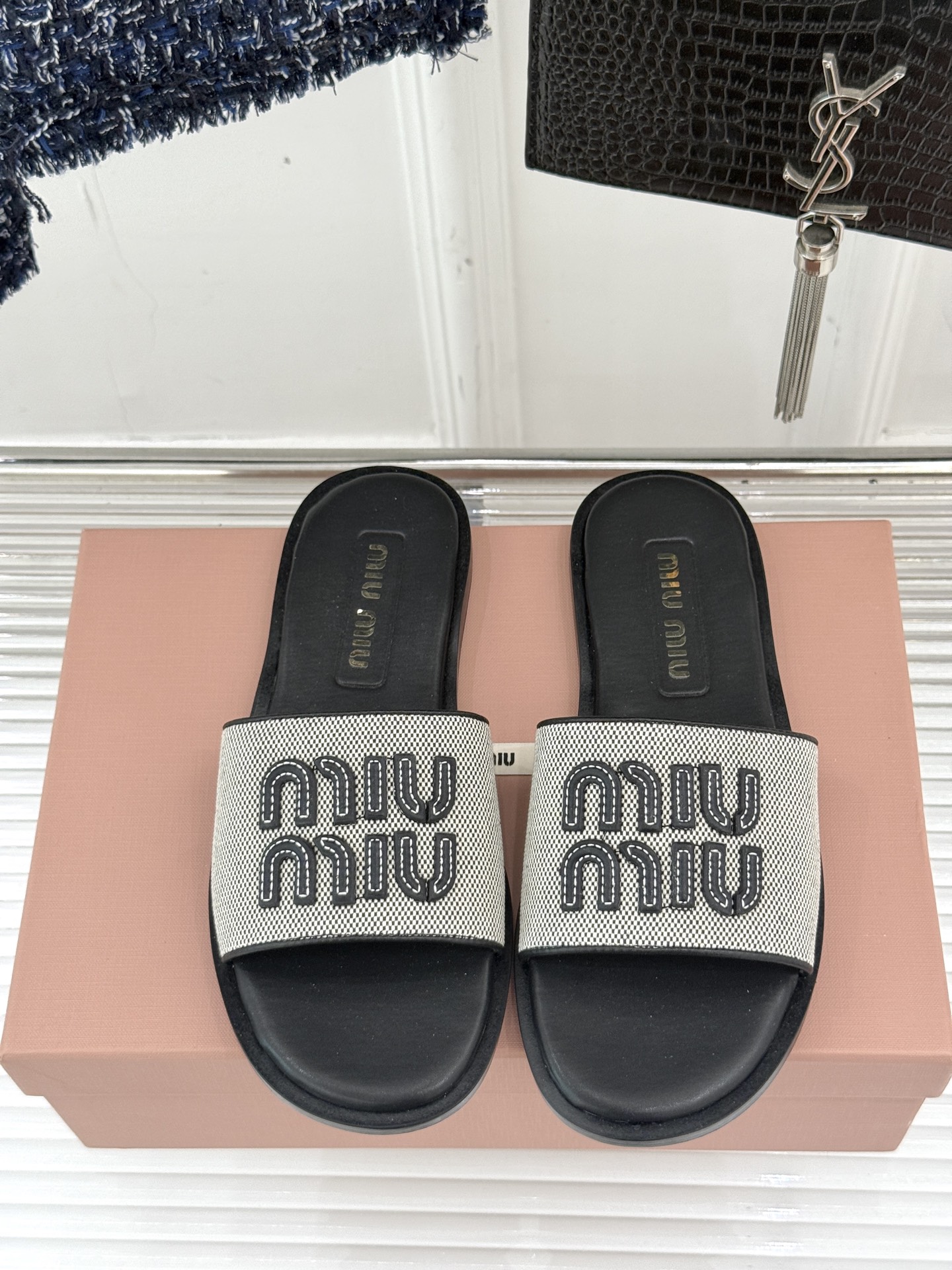
MiuMiu/缪缪25ss春夏新品沙滩凉席
编织懒人拖鞋
简约又大气 日常和旅游都蛮适合滴～
能包容各