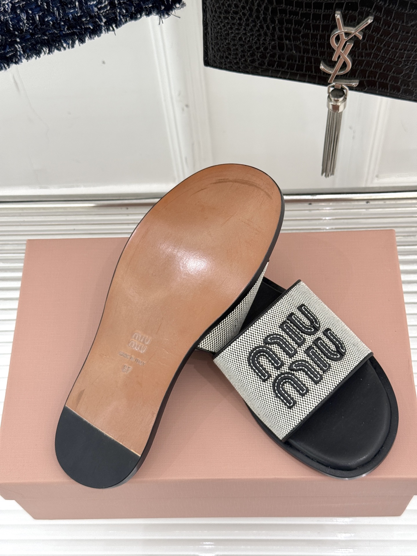
MiuMiu/缪缪25ss春夏新品沙滩凉席
编织懒人拖鞋
简约又大气 日常和旅游都蛮适合滴～
能包容各
