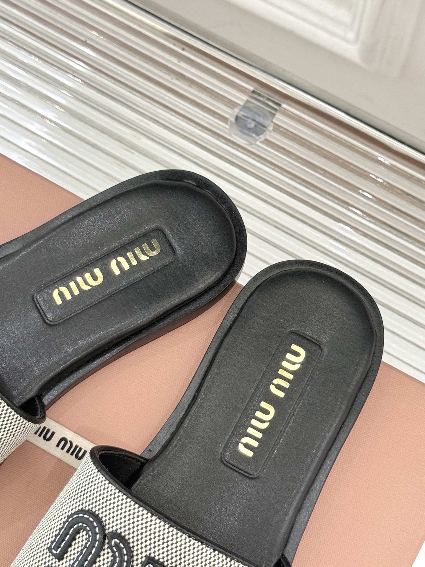 
MiuMiu/缪缪25ss春夏新品沙滩凉席
编织懒人拖鞋
简约又大气 日常和旅游都蛮适合滴～
能包容各