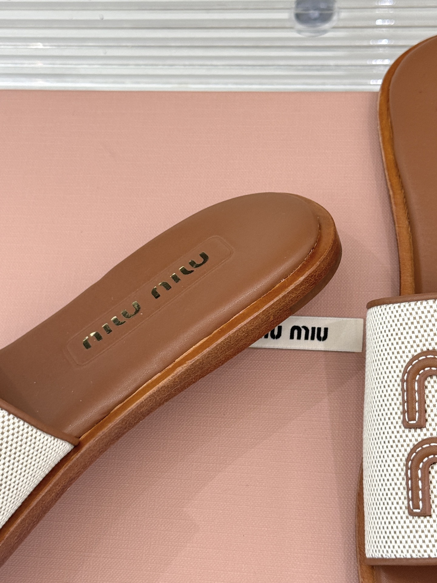 
MiuMiu/缪缪25ss春夏新品沙滩凉席
编织懒人拖鞋
简约又大气 日常和旅游都蛮适合滴～
能包容各