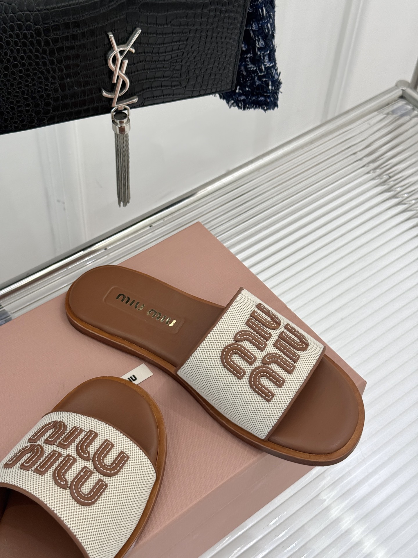 
MiuMiu/缪缪25ss春夏新品沙滩凉席
编织懒人拖鞋
简约又大气 日常和旅游都蛮适合滴～
能包容各