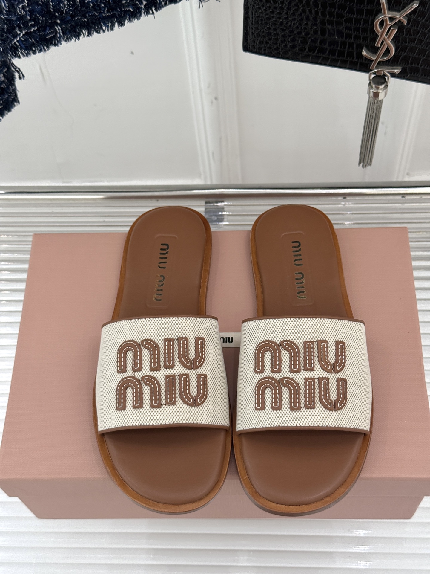 
MiuMiu/缪缪25ss春夏新品沙滩凉席
编织懒人拖鞋
简约又大气 日常和旅游都蛮适合滴～
能包容各