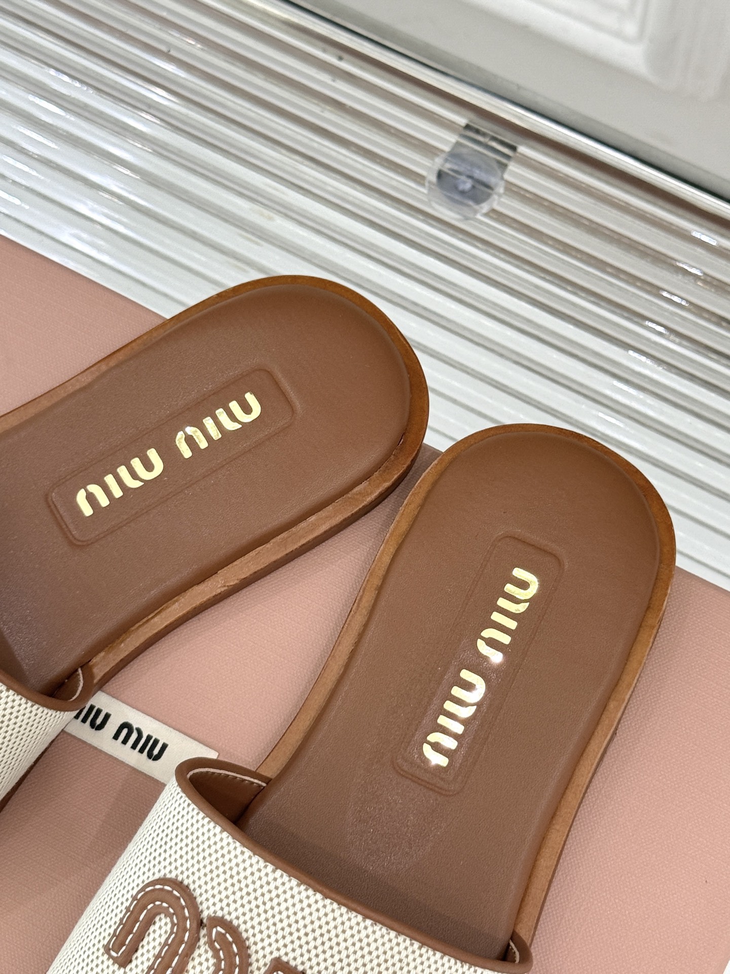 
MiuMiu/缪缪25ss春夏新品沙滩凉席
编织懒人拖鞋
简约又大气 日常和旅游都蛮适合滴～
能包容各
