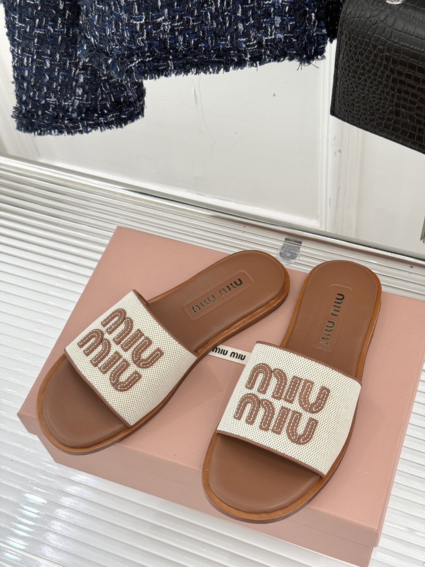 
MiuMiu/缪缪25ss春夏新品沙滩凉席
编织懒人拖鞋
简约又大气 日常和旅游都蛮适合滴～
能包容各