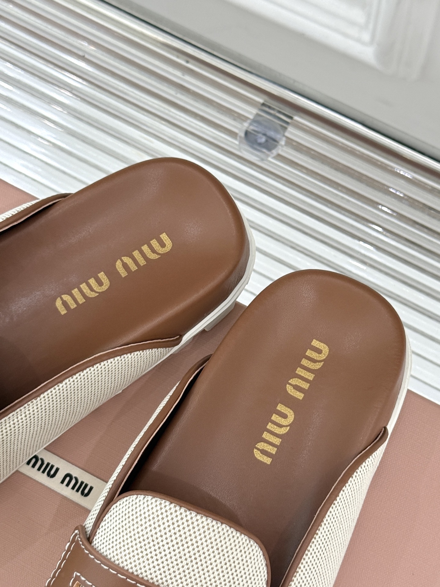
MiuMiu/缪缪 25S走秀款钱币复古半拖
最近风很大的金币乐福鞋 被挖到了～
满满的复古英伦感 顺