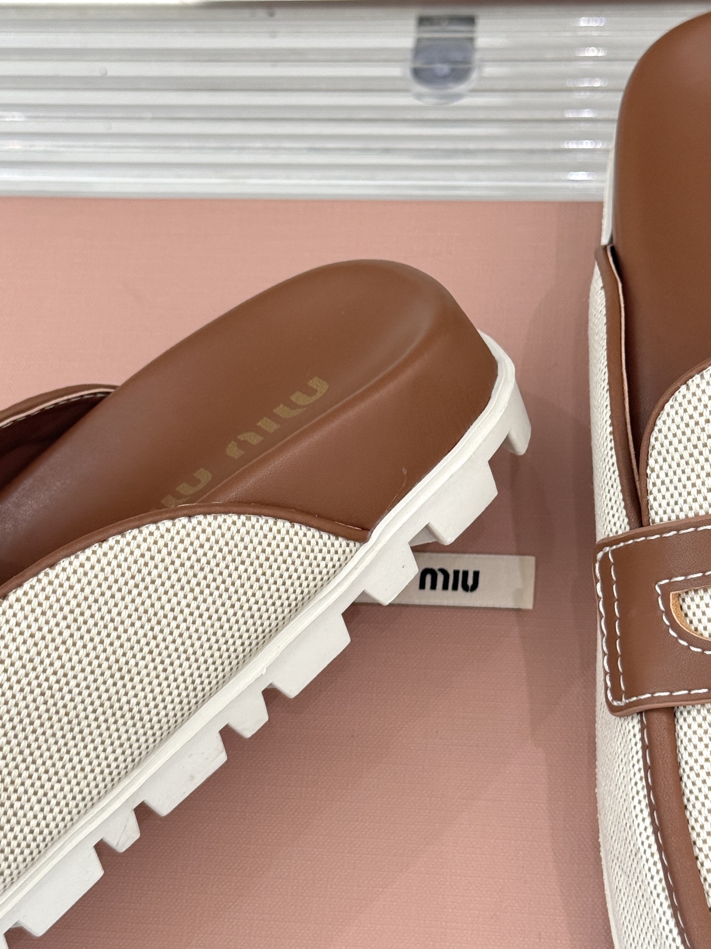 
MiuMiu/缪缪 25S走秀款钱币复古半拖
最近风很大的金币乐福鞋 被挖到了～
满满的复古英伦感 顺