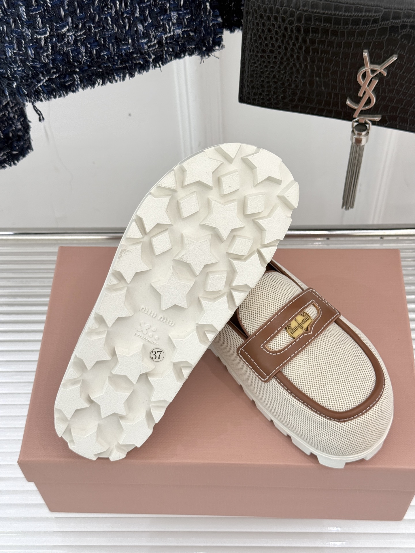 
MiuMiu/缪缪 25S走秀款钱币复古半拖
最近风很大的金币乐福鞋 被挖到了～
满满的复古英伦感 顺