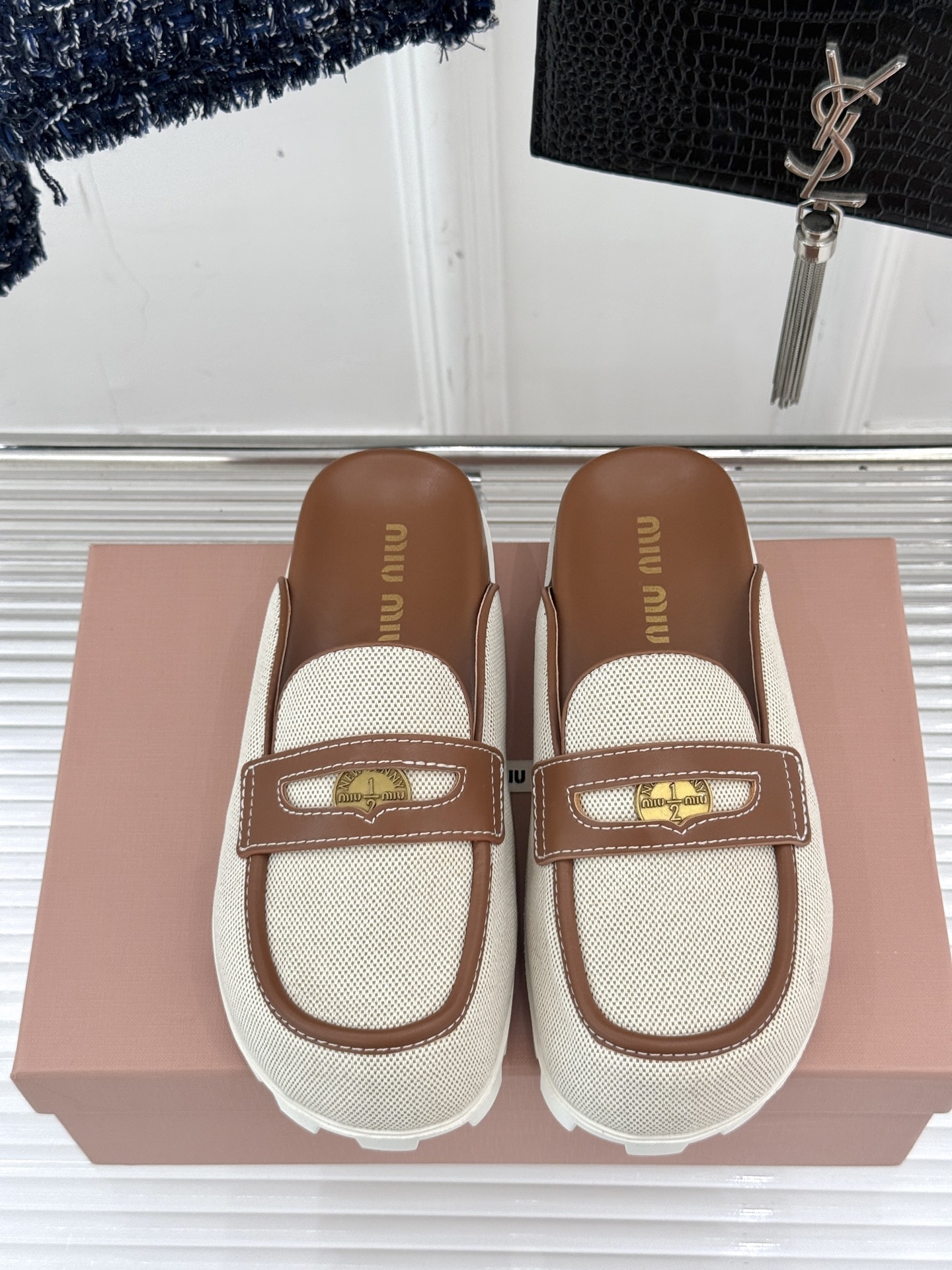 
MiuMiu/缪缪 25S走秀款钱币复古半拖
最近风很大的金币乐福鞋 被挖到了～
满满的复古英伦感 顺