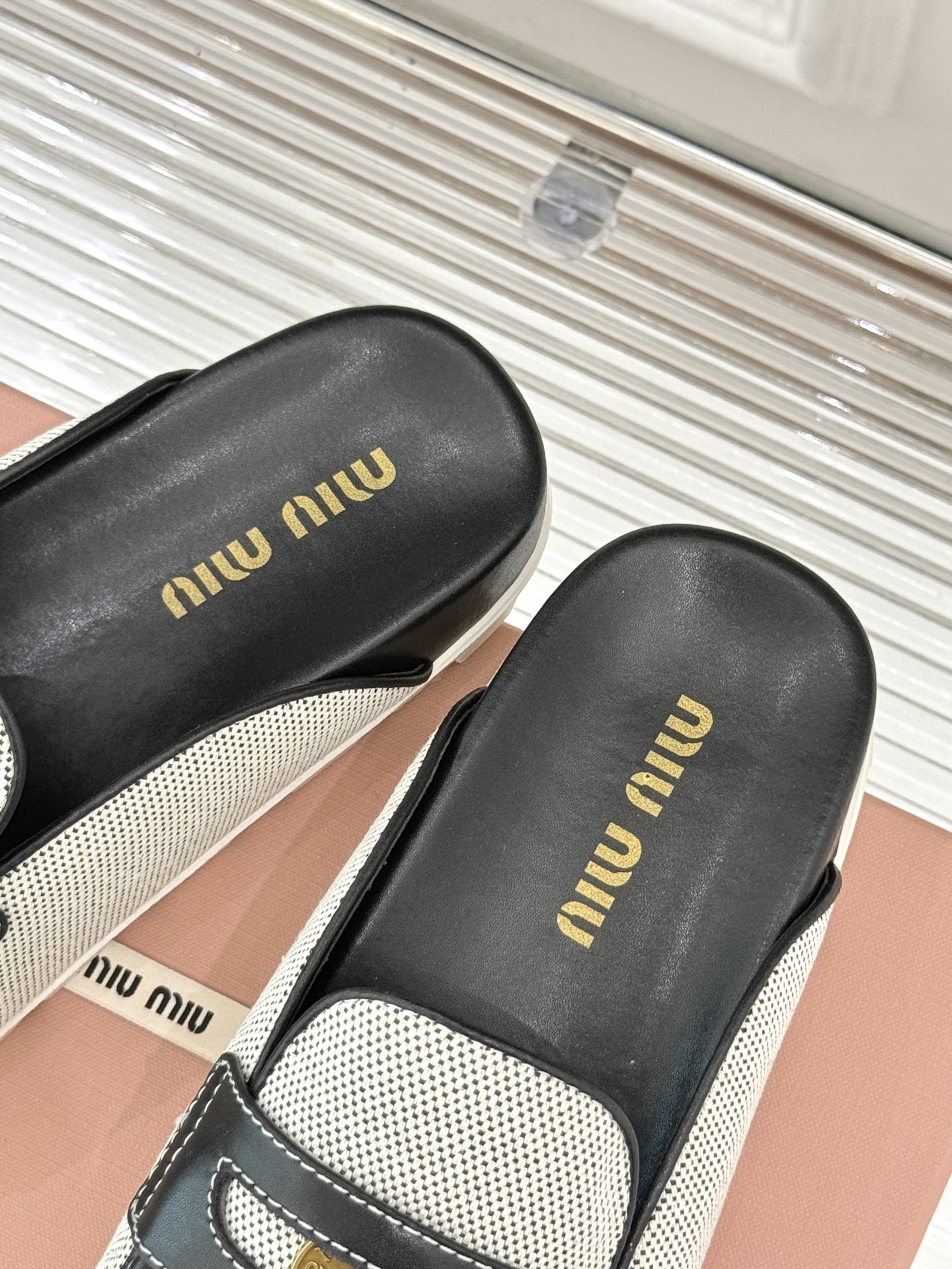 
MiuMiu/缪缪 25S走秀款钱币复古半拖
最近风很大的金币乐福鞋 被挖到了～
满满的复古英伦感 顺