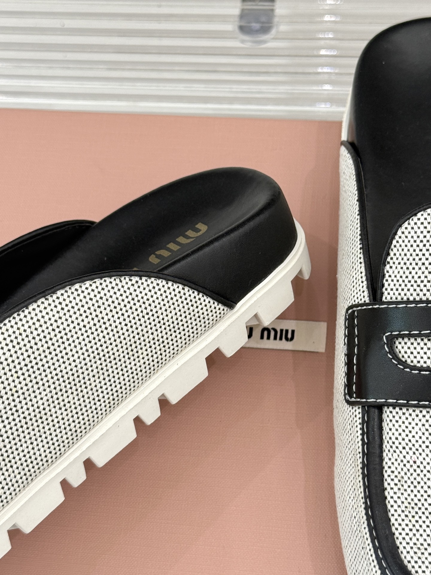 
MiuMiu/缪缪 25S走秀款钱币复古半拖
最近风很大的金币乐福鞋 被挖到了～
满满的复古英伦感 顺