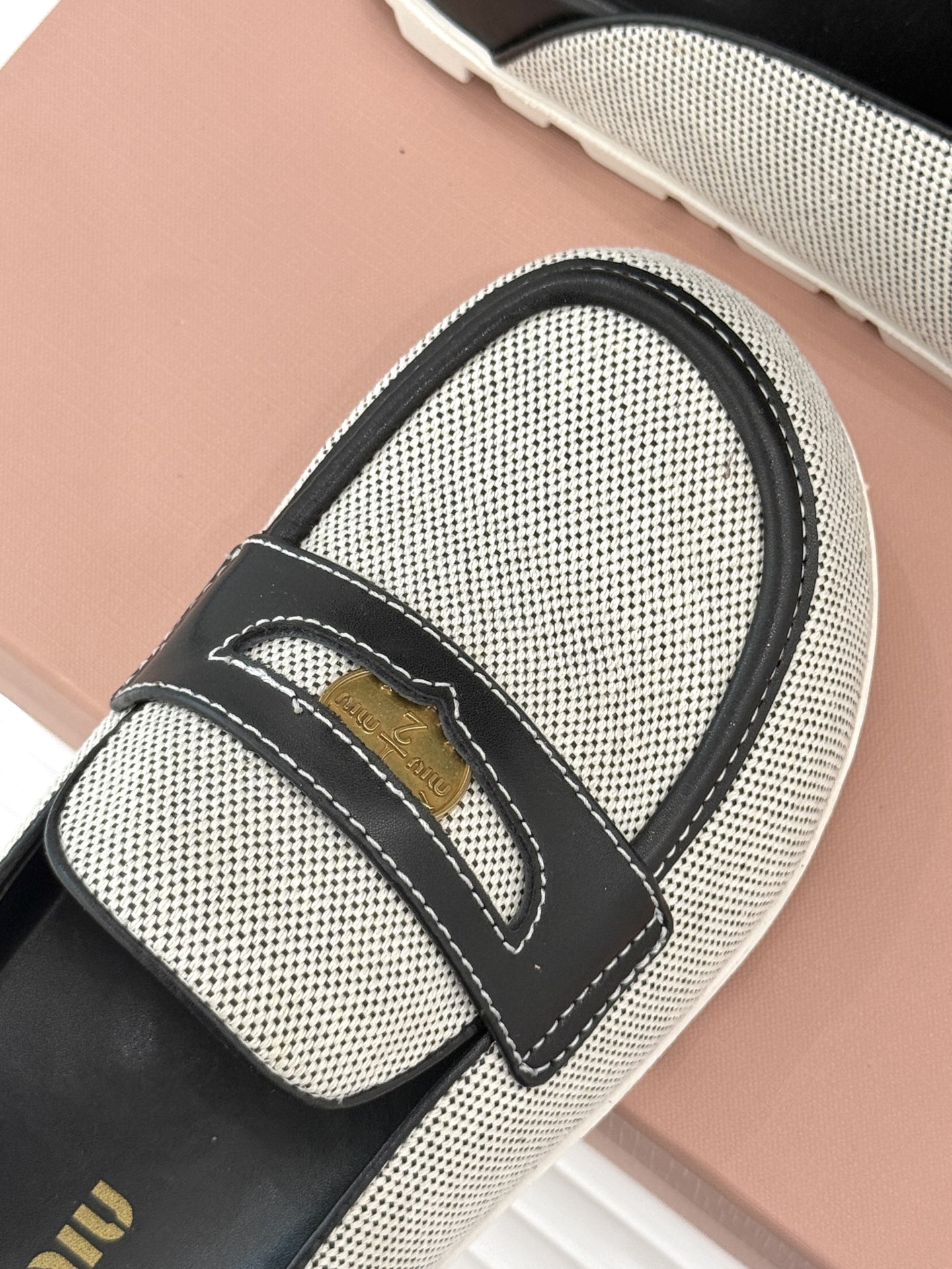 
MiuMiu/缪缪 25S走秀款钱币复古半拖
最近风很大的金币乐福鞋 被挖到了～
满满的复古英伦感 顺