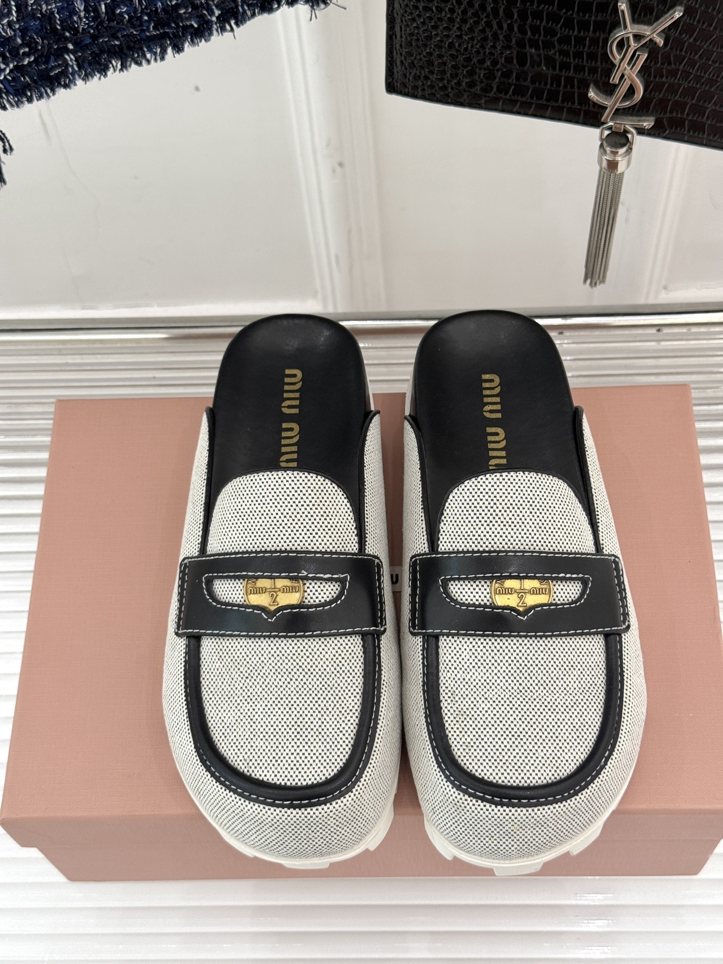 
MiuMiu/缪缪 25S走秀款钱币复古半拖
最近风很大的金币乐福鞋 被挖到了～
满满的复古英伦感 顺
