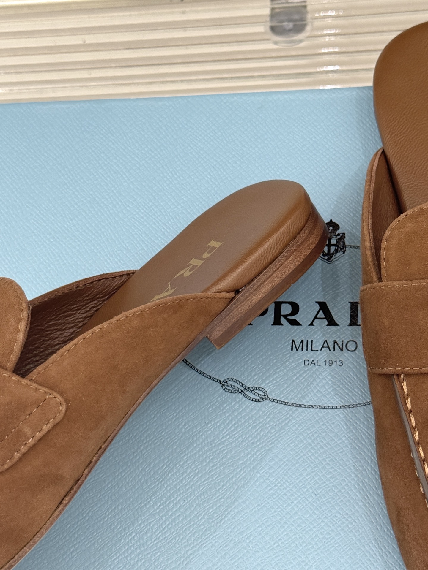 
Prada/普拉达25ss春夏新品
三角标半拖拖鞋
独家慵懒风，也不乏精致气息
三角标点缀，有种反差美