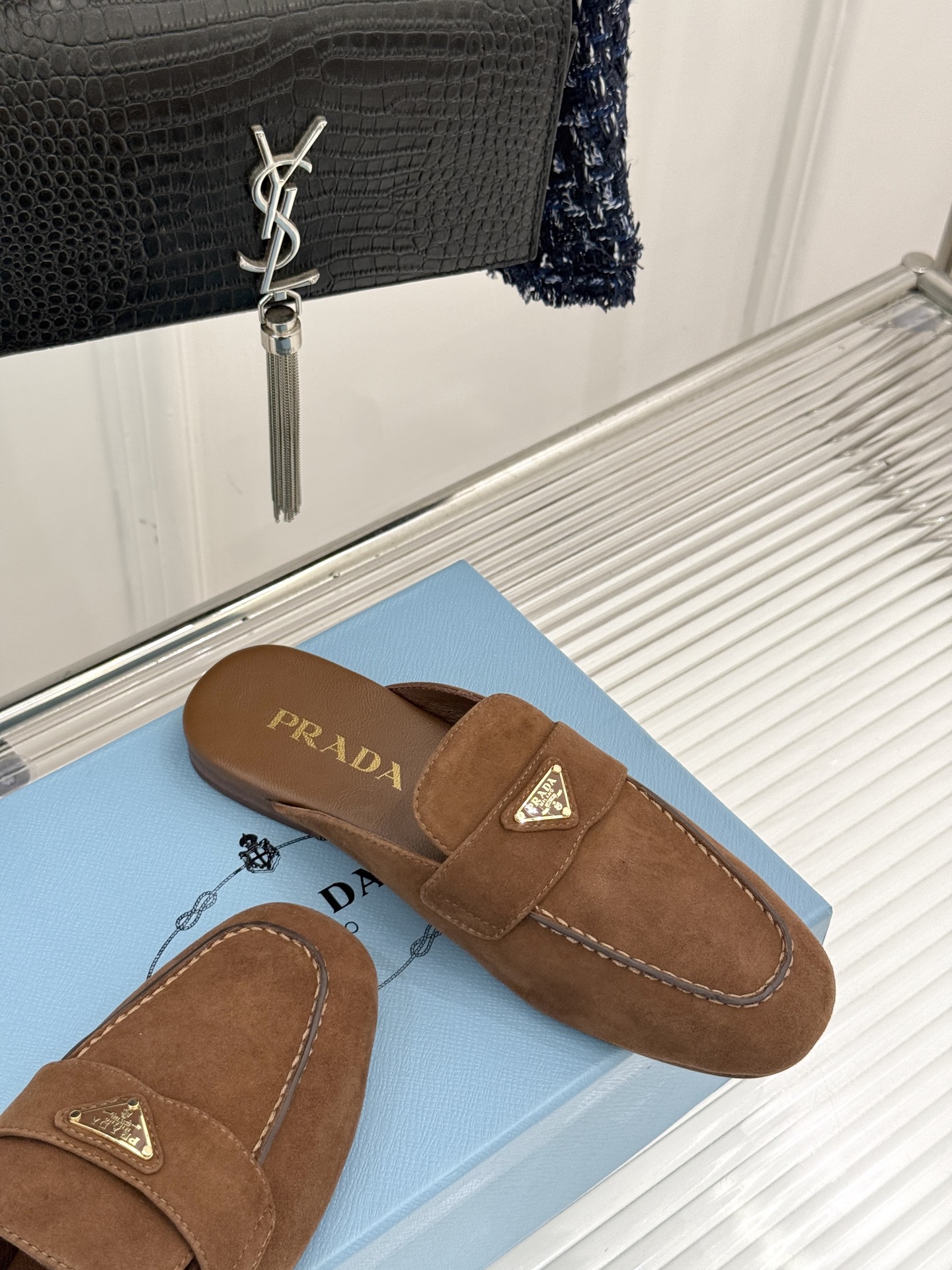 
Prada/普拉达25ss春夏新品
三角标半拖拖鞋
独家慵懒风，也不乏精致气息
三角标点缀，有种反差美