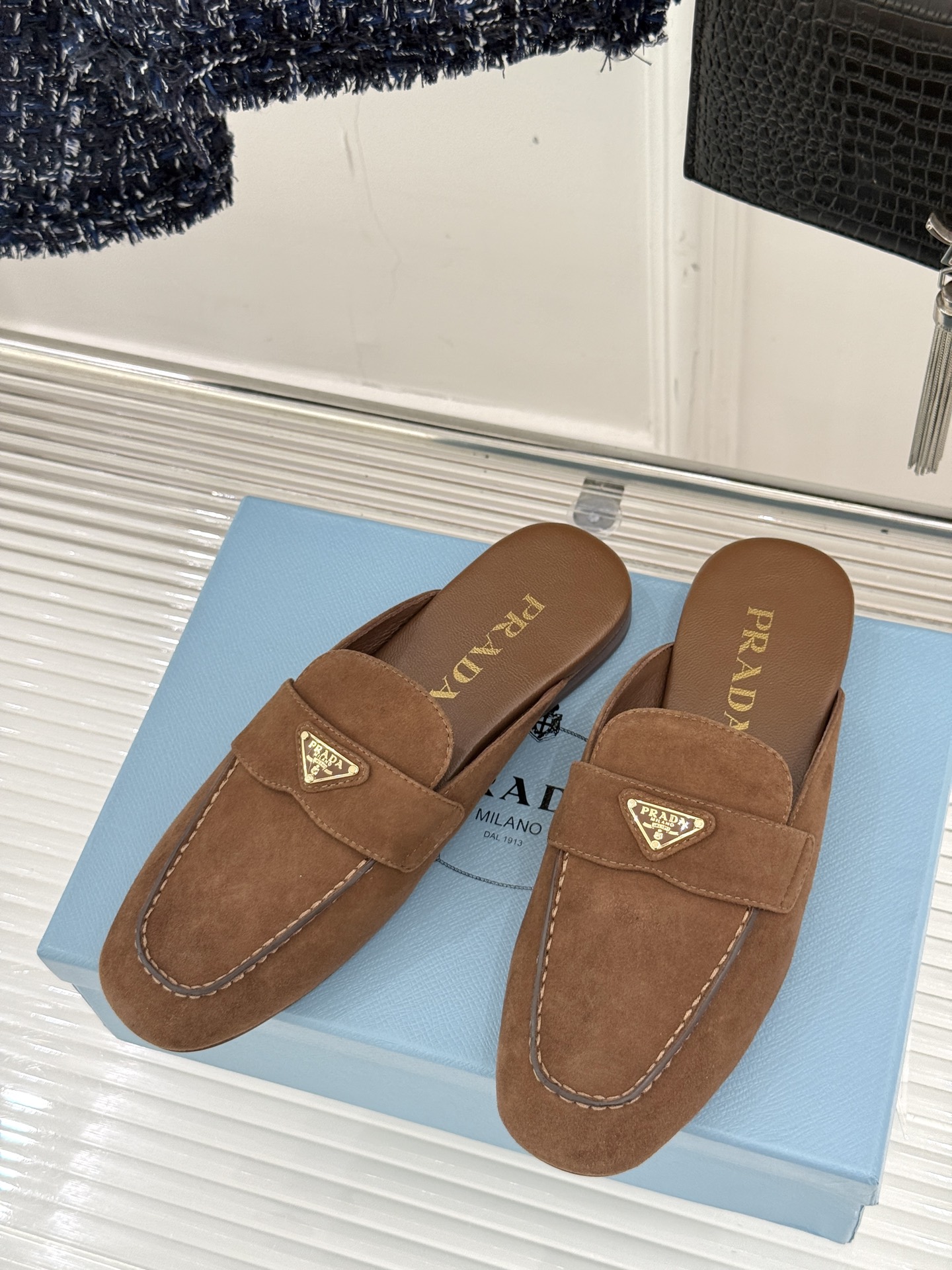 
Prada/普拉达25ss春夏新品
三角标半拖拖鞋
独家慵懒风，也不乏精致气息
三角标点缀，有种反差美