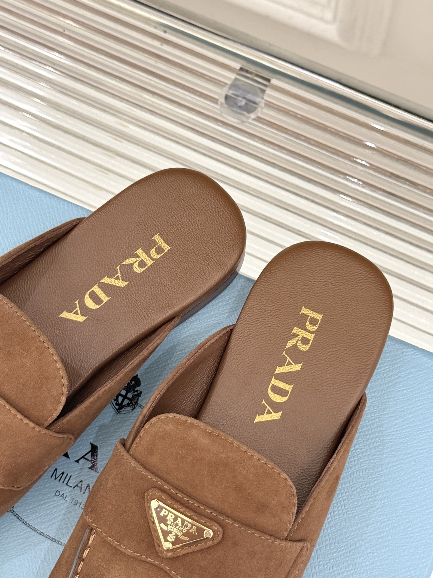 
Prada/普拉达25ss春夏新品
三角标半拖拖鞋
独家慵懒风，也不乏精致气息
三角标点缀，有种反差美