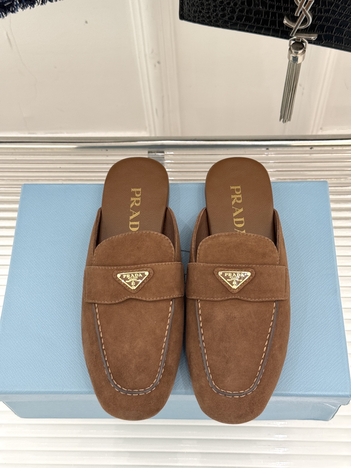 
Prada/普拉达25ss春夏新品
三角标半拖拖鞋
独家慵懒风，也不乏精致气息
三角标点缀，有种反差美