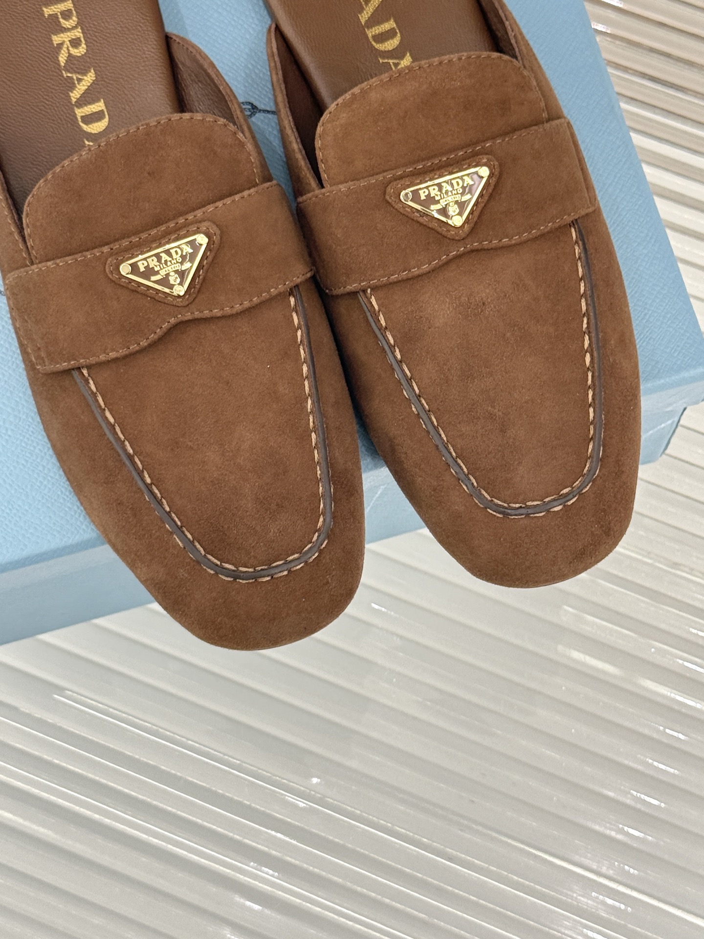 
Prada/普拉达25ss春夏新品
三角标半拖拖鞋
独家慵懒风，也不乏精致气息
三角标点缀，有种反差美
