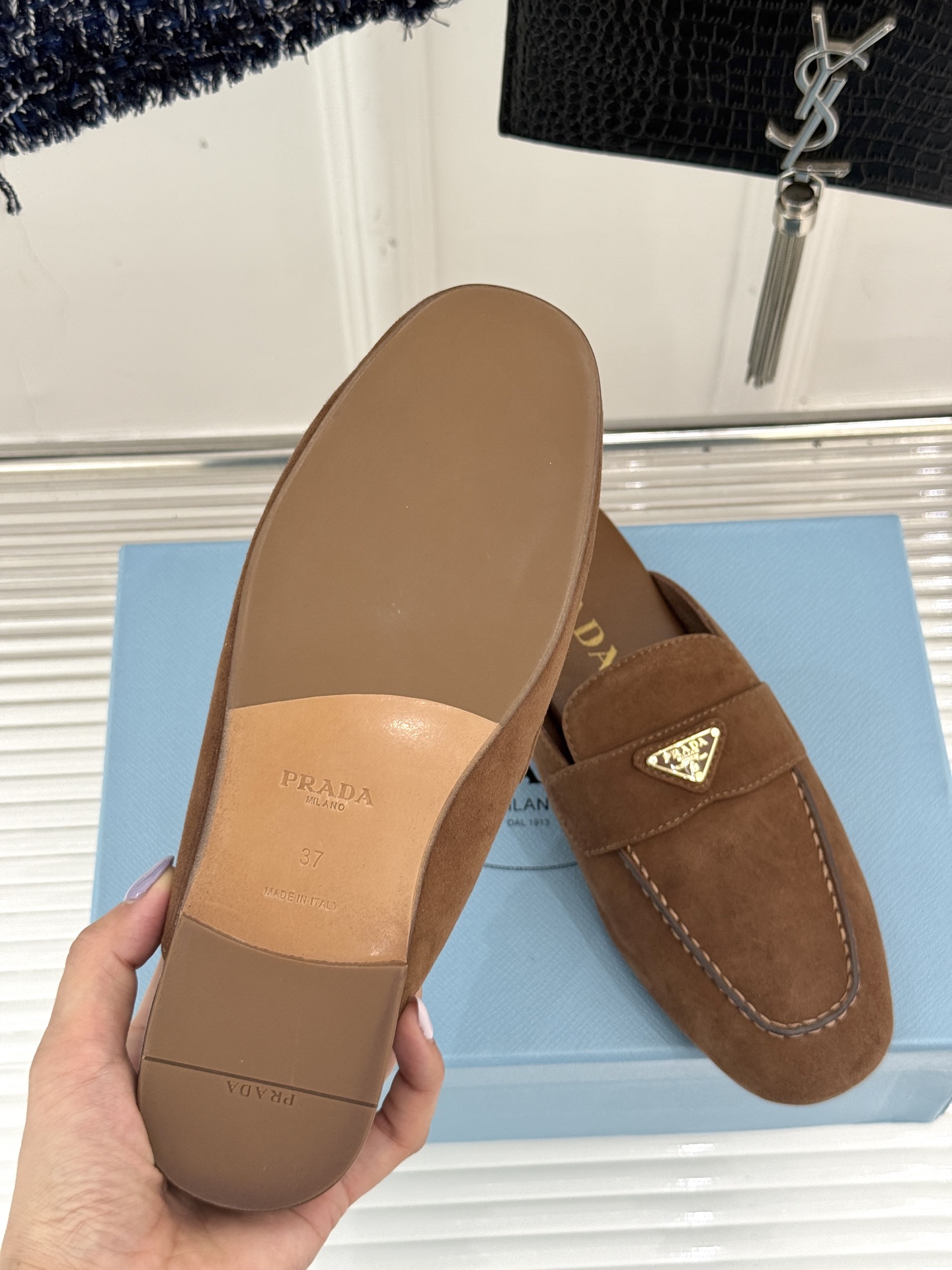 
Prada/普拉达25ss春夏新品
三角标半拖拖鞋
独家慵懒风，也不乏精致气息
三角标点缀，有种反差美
