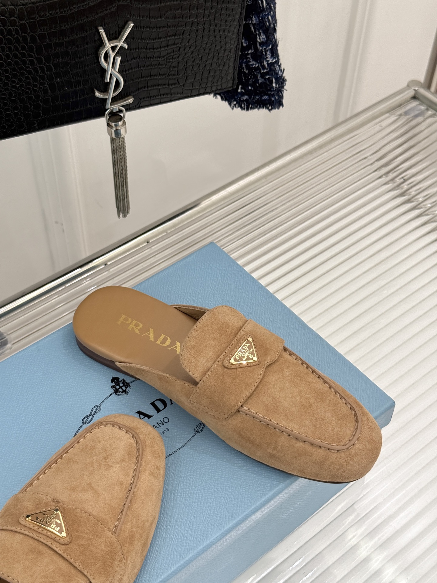 
Prada/普拉达25ss春夏新品
三角标半拖拖鞋
独家慵懒风，也不乏精致气息
三角标点缀，有种反差美