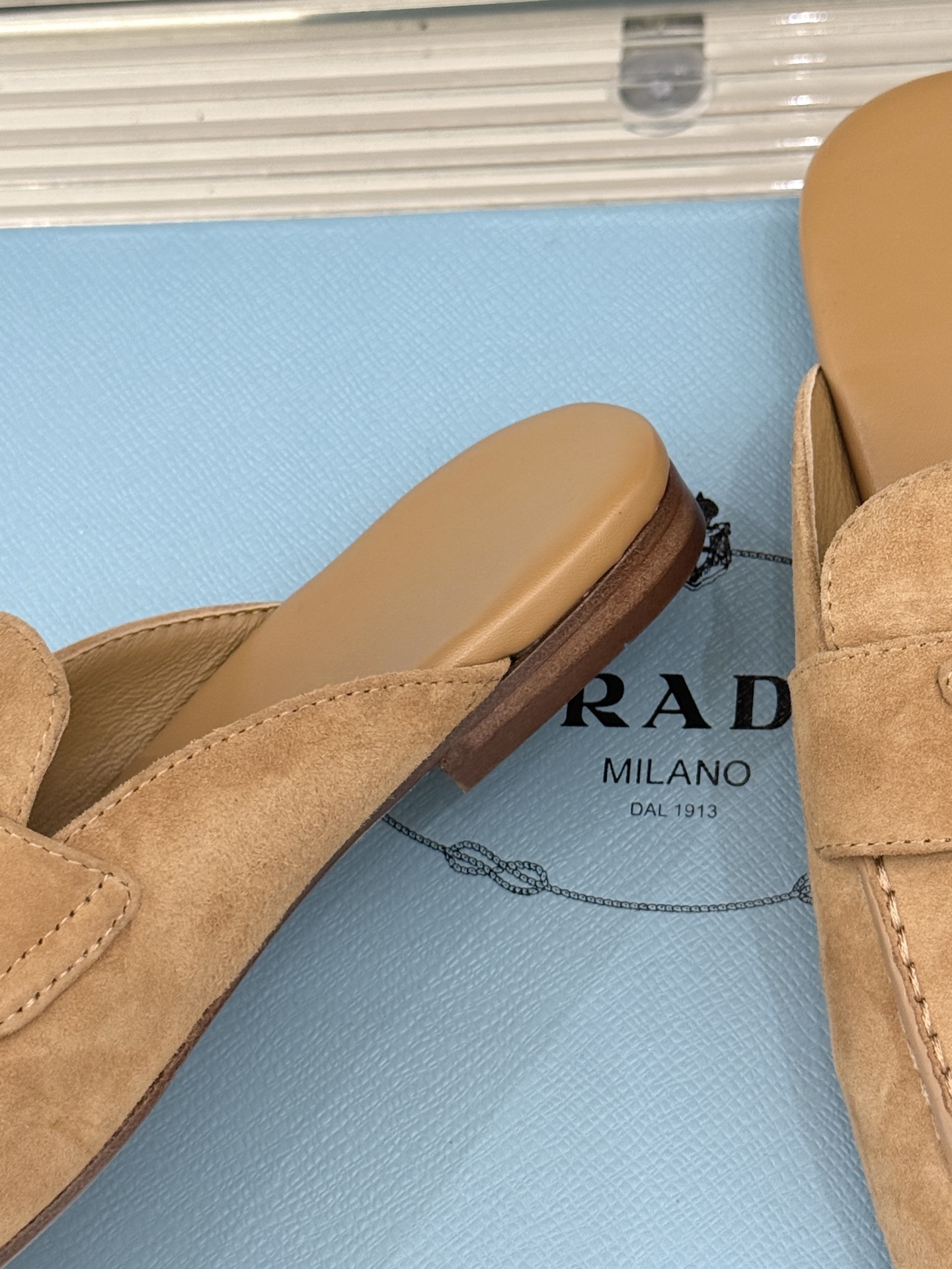 
Prada/普拉达25ss春夏新品
三角标半拖拖鞋
独家慵懒风，也不乏精致气息
三角标点缀，有种反差美