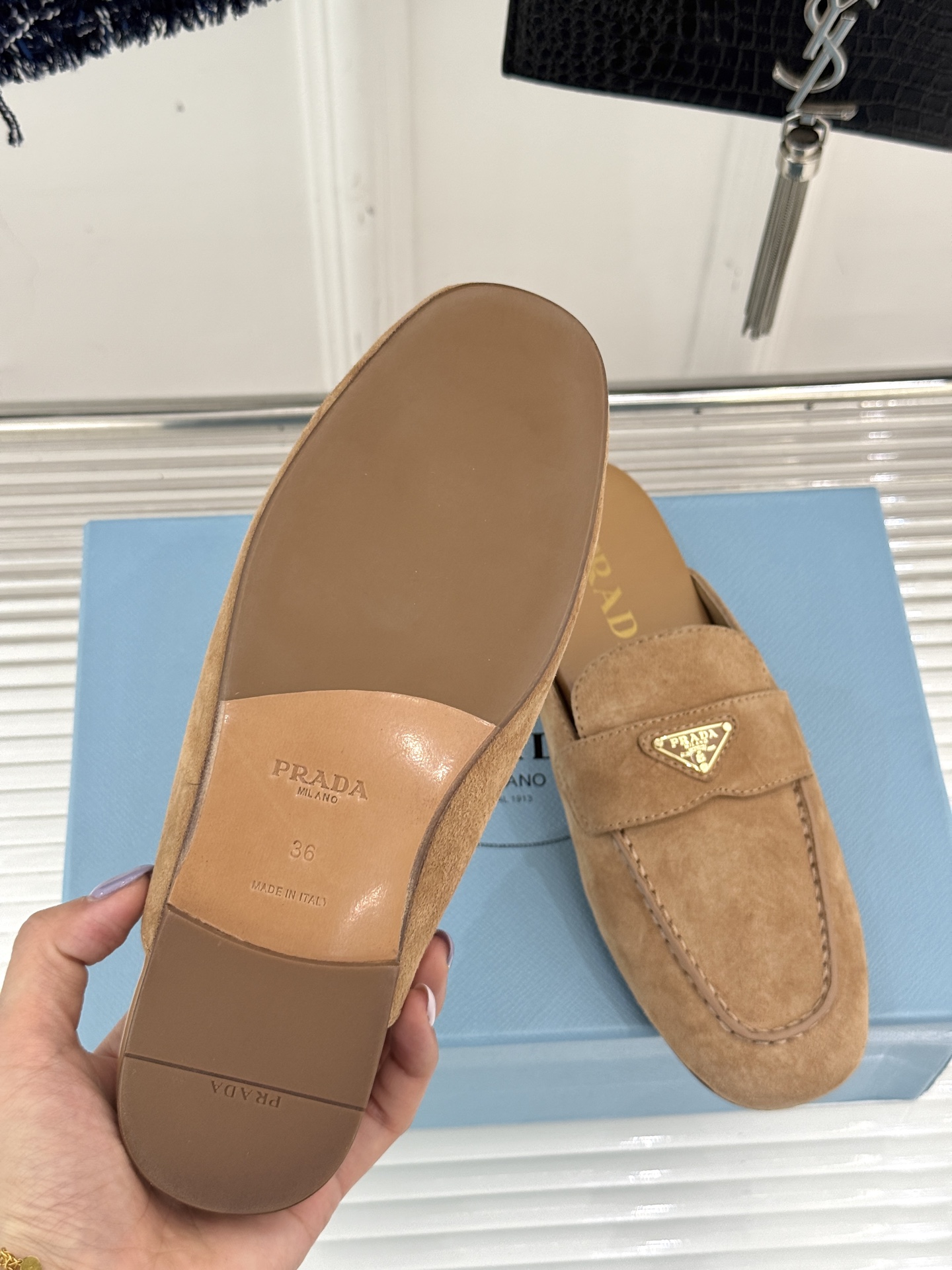 
Prada/普拉达25ss春夏新品
三角标半拖拖鞋
独家慵懒风，也不乏精致气息
三角标点缀，有种反差美