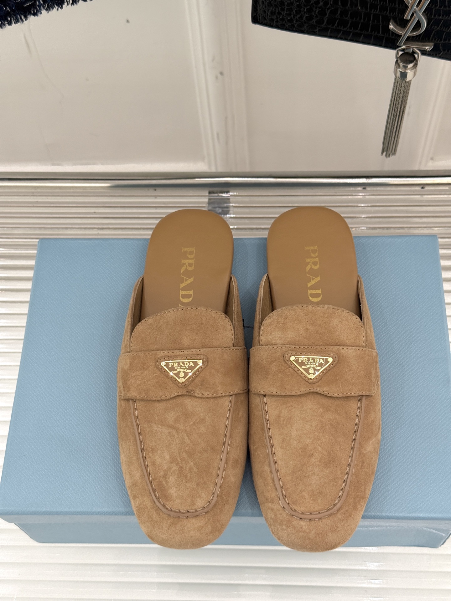
Prada/普拉达25ss春夏新品
三角标半拖拖鞋
独家慵懒风，也不乏精致气息
三角标点缀，有种反差美