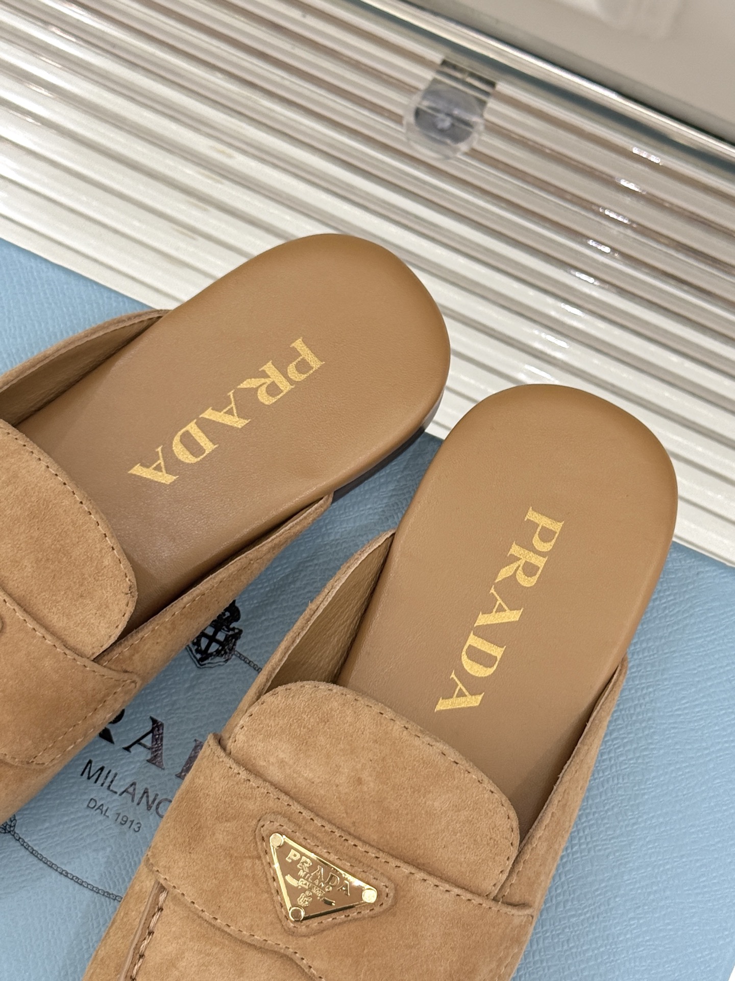 
Prada/普拉达25ss春夏新品
三角标半拖拖鞋
独家慵懒风，也不乏精致气息
三角标点缀，有种反差美