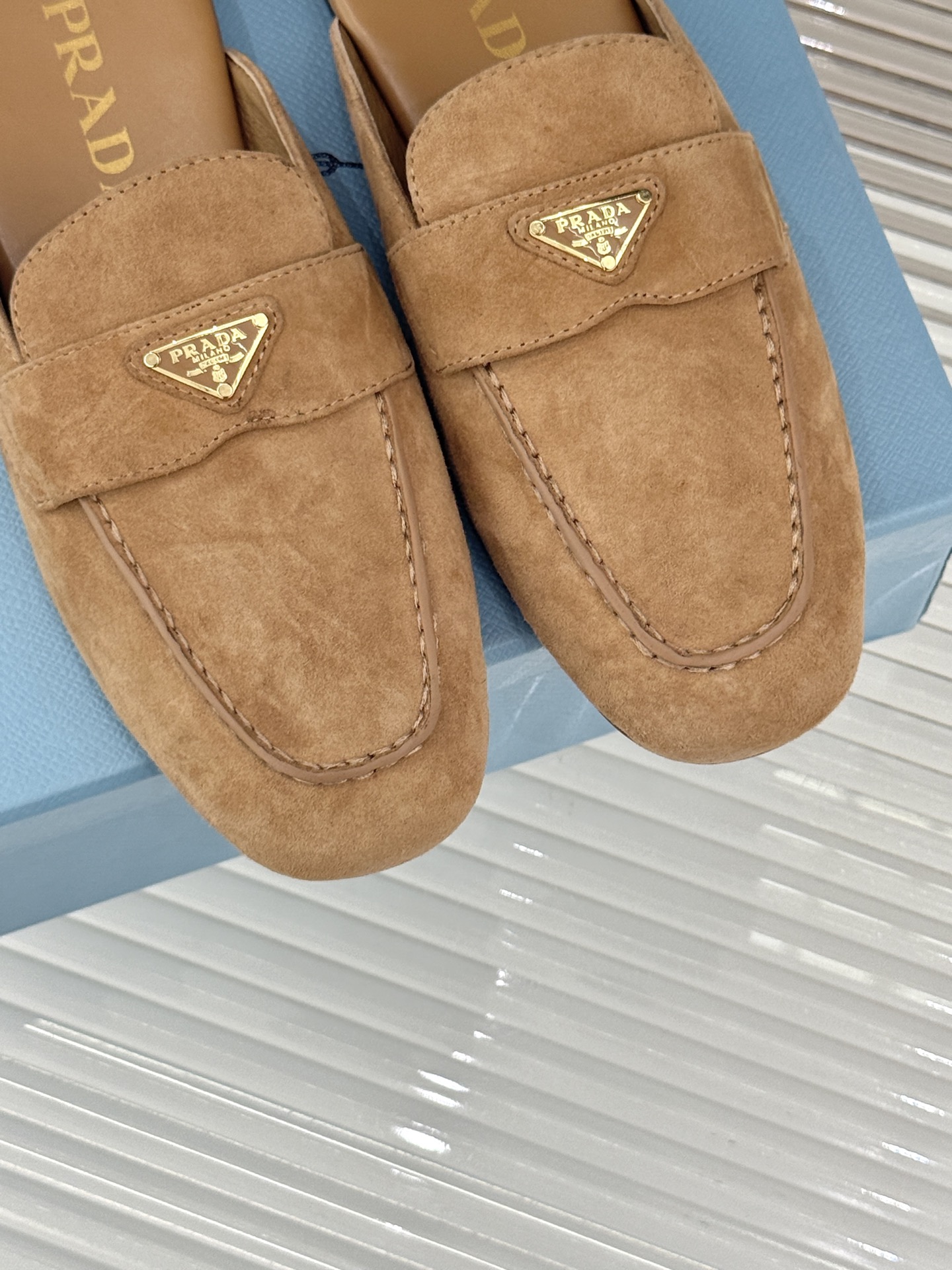 
Prada/普拉达25ss春夏新品
三角标半拖拖鞋
独家慵懒风，也不乏精致气息
三角标点缀，有种反差美