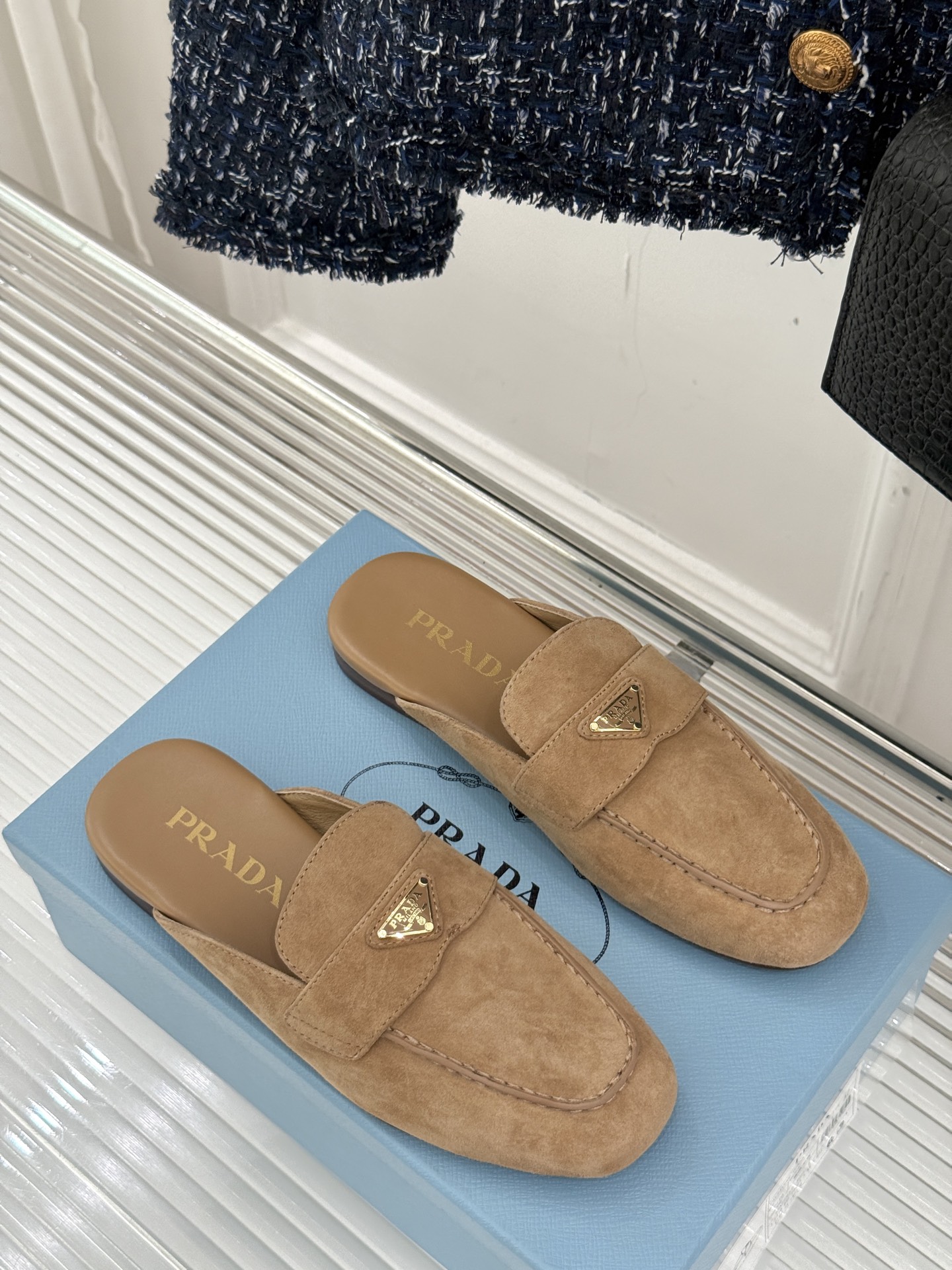 
Prada/普拉达25ss春夏新品
三角标半拖拖鞋
独家慵懒风，也不乏精致气息
三角标点缀，有种反差美