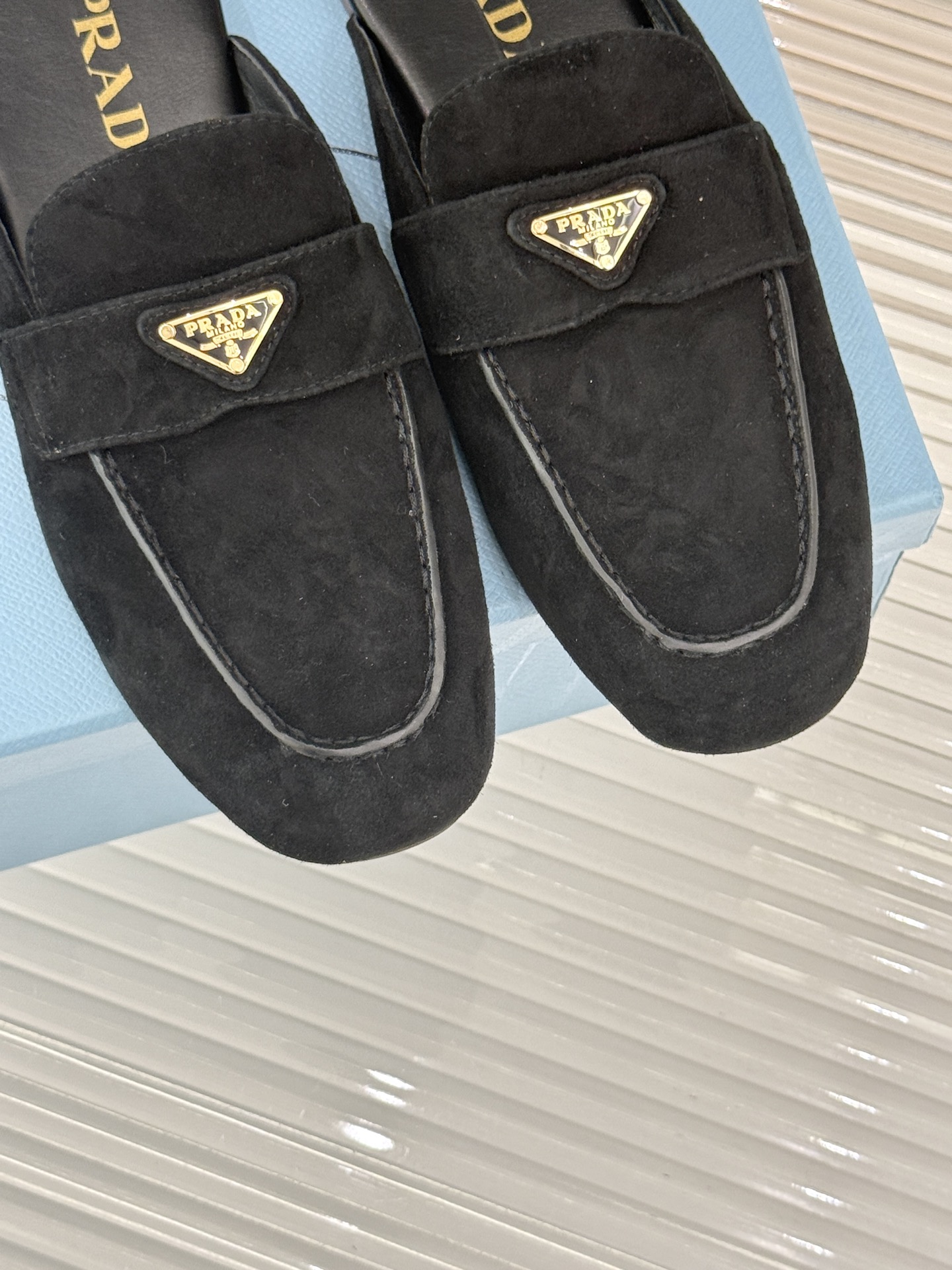 
Prada/普拉达25ss春夏新品
三角标半拖拖鞋
独家慵懒风，也不乏精致气息
三角标点缀，有种反差美