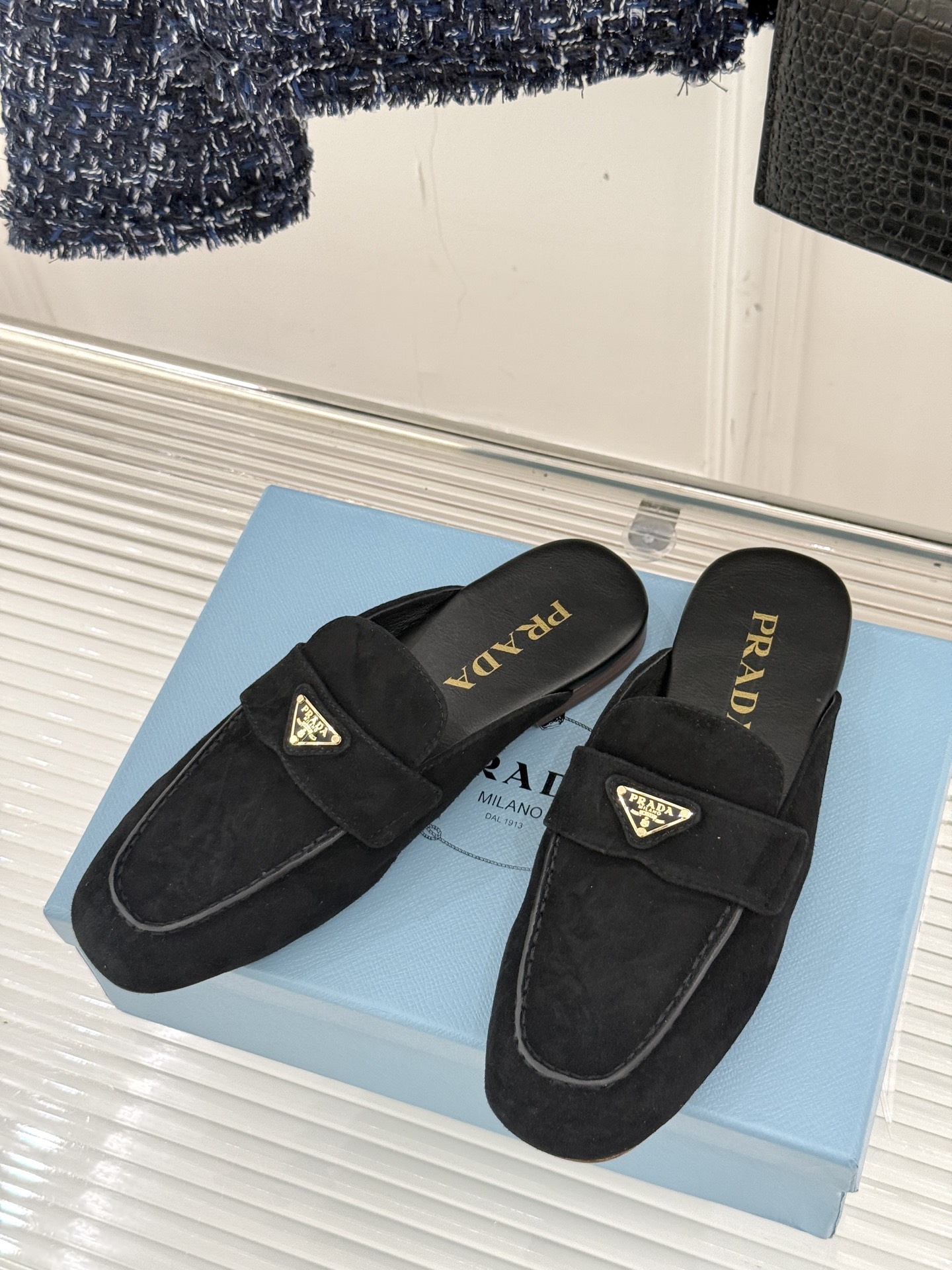 
Prada/普拉达25ss春夏新品
三角标半拖拖鞋
独家慵懒风，也不乏精致气息
三角标点缀，有种反差美