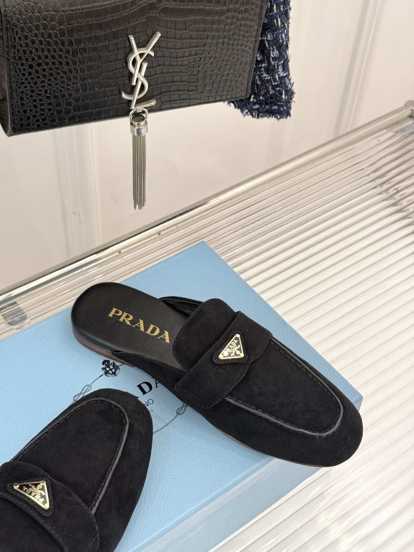 
Prada/普拉达25ss春夏新品
三角标半拖拖鞋
独家慵懒风，也不乏精致气息
三角标点缀，有种反差美