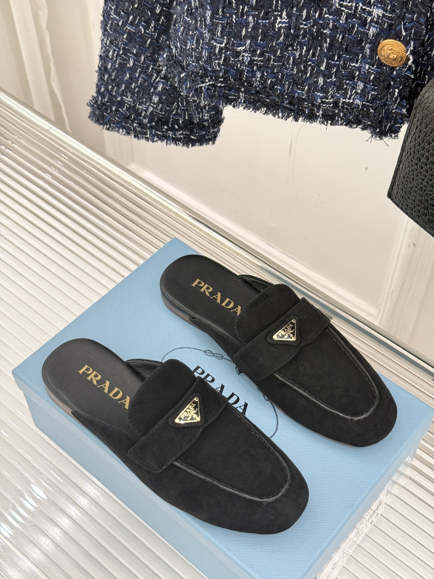 
Prada/普拉达25ss春夏新品
三角标半拖拖鞋
独家慵懒风，也不乏精致气息
三角标点缀，有种反差美