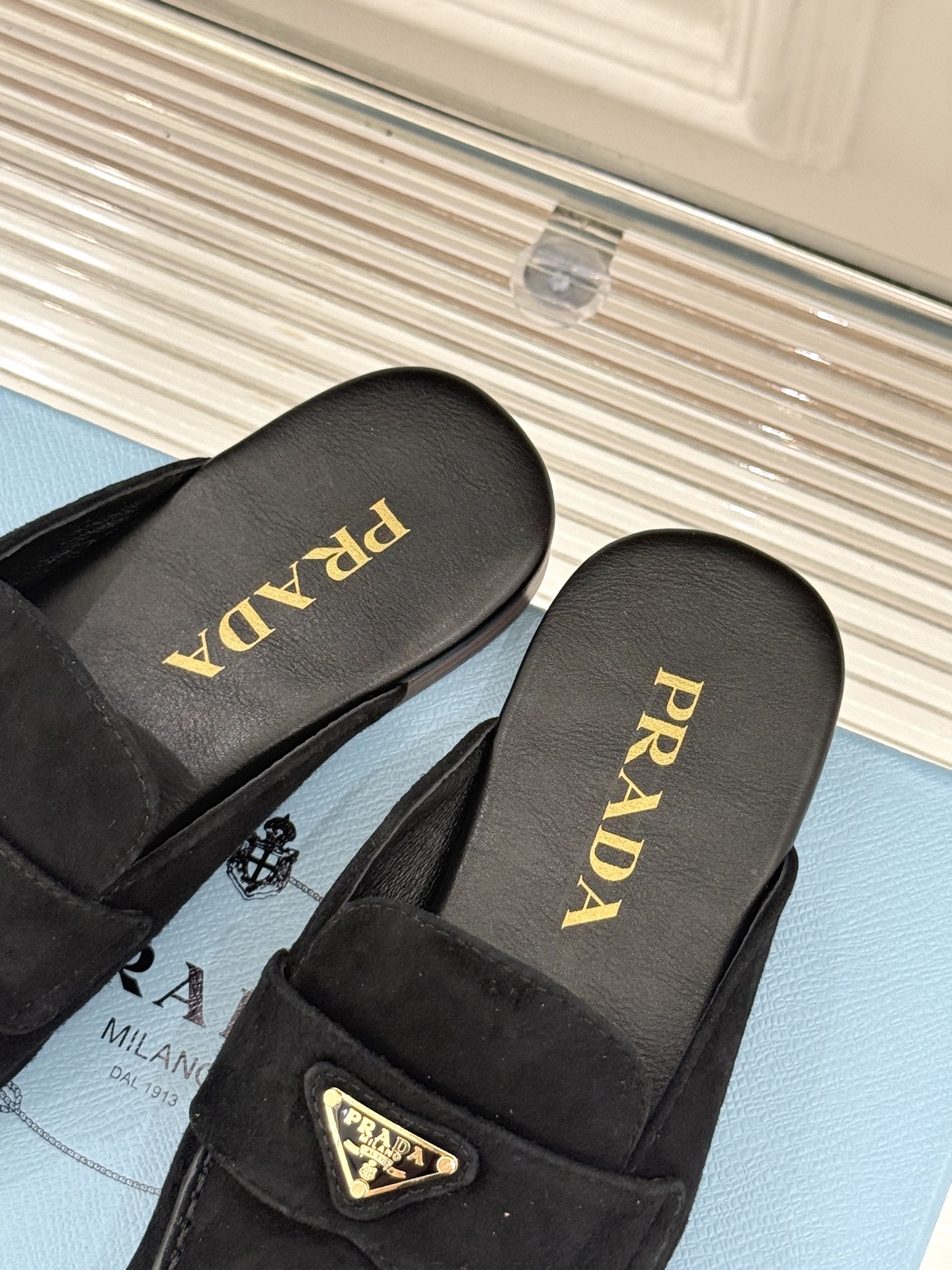 
Prada/普拉达25ss春夏新品
三角标半拖拖鞋
独家慵懒风，也不乏精致气息
三角标点缀，有种反差美