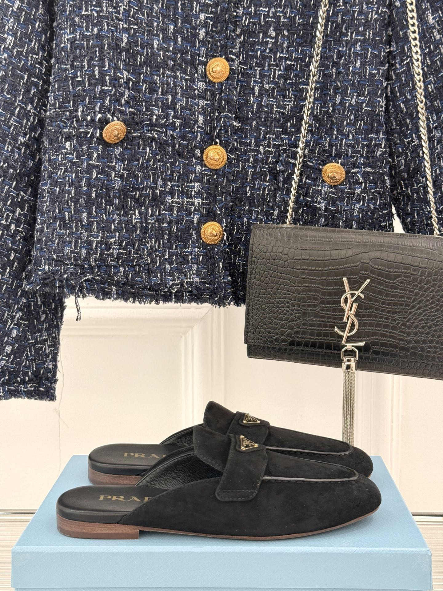 
Prada/普拉达25ss春夏新品
三角标半拖拖鞋
独家慵懒风，也不乏精致气息
三角标点缀，有种反差美