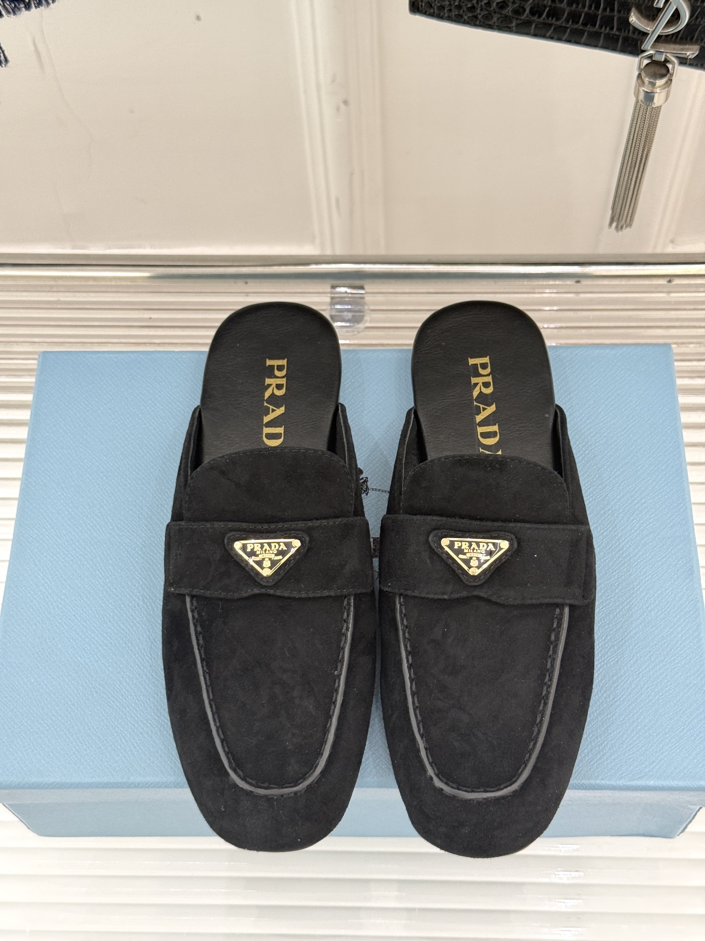 
Prada/普拉达25ss春夏新品
三角标半拖拖鞋
独家慵懒风，也不乏精致气息
三角标点缀，有种反差美