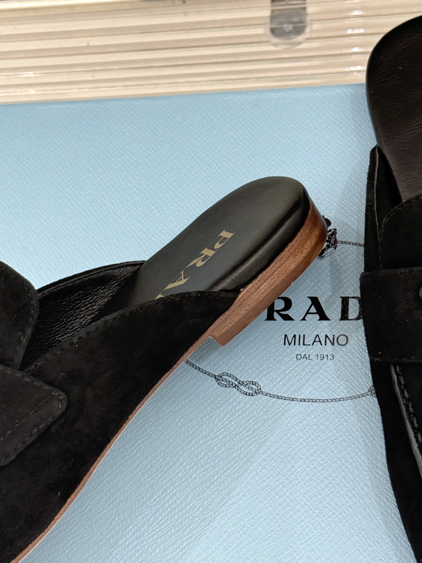 
Prada/普拉达25ss春夏新品
三角标半拖拖鞋
独家慵懒风，也不乏精致气息
三角标点缀，有种反差美