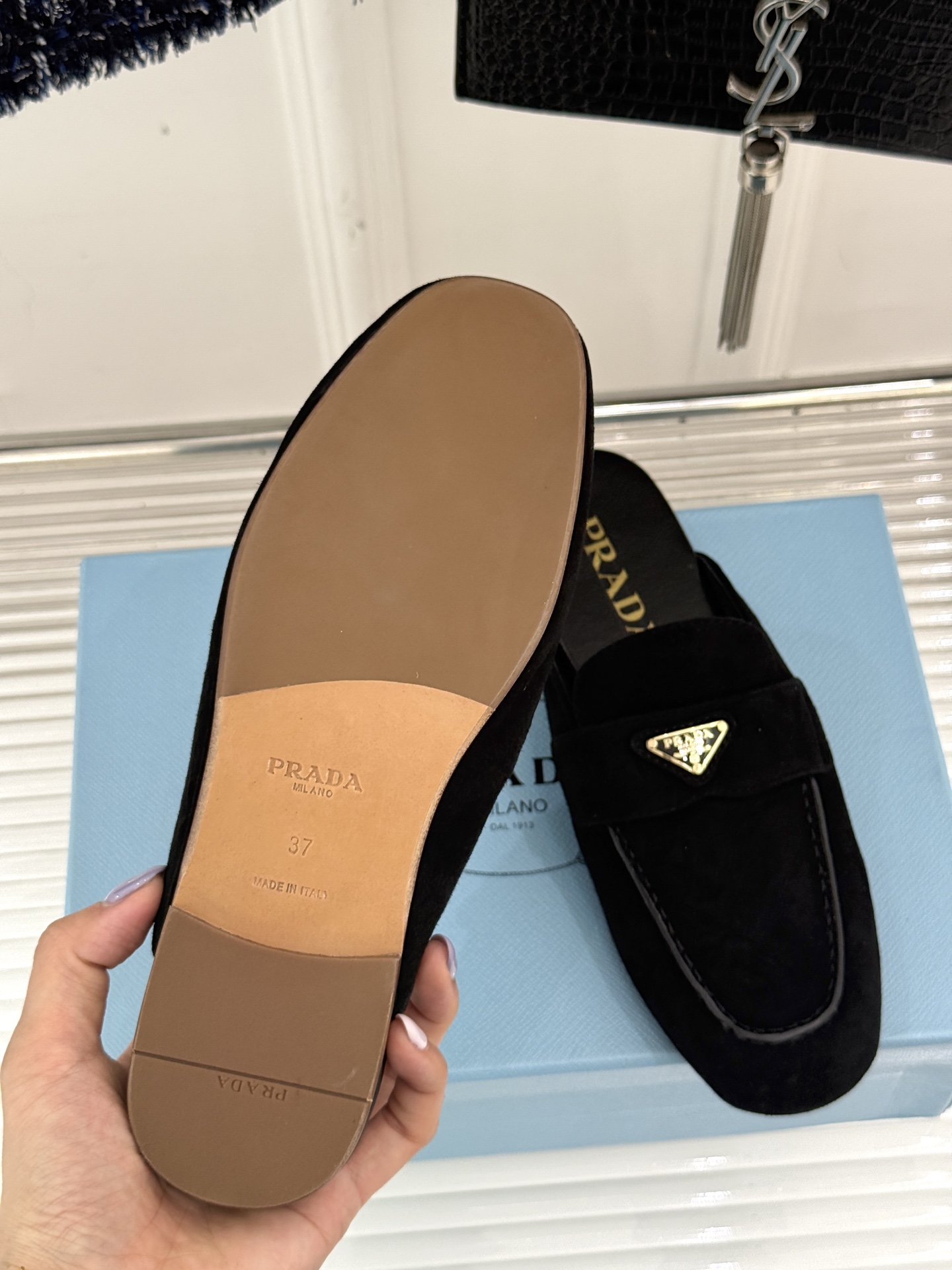 
Prada/普拉达25ss春夏新品
三角标半拖拖鞋
独家慵懒风，也不乏精致气息
三角标点缀，有种反差美